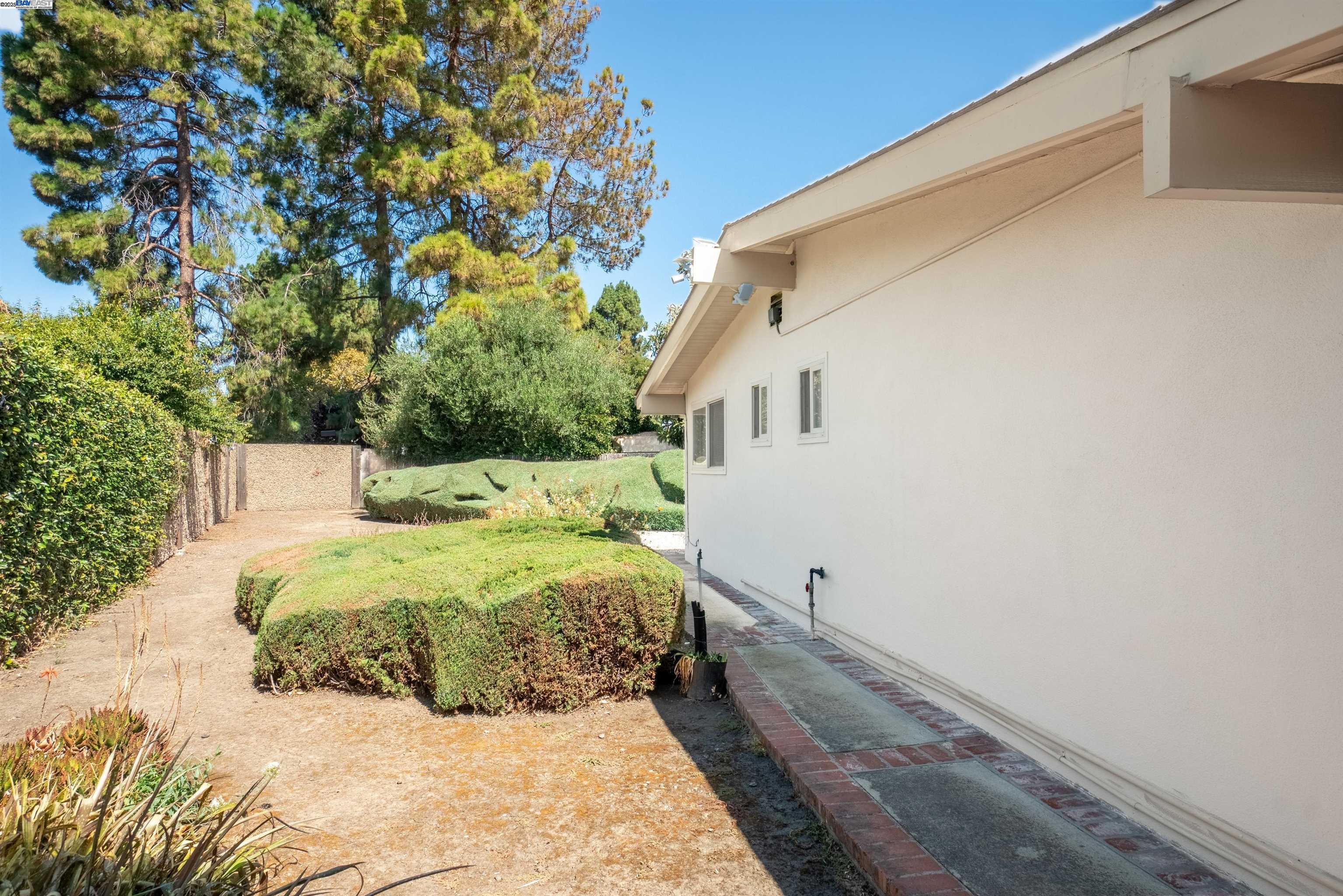 Detail Gallery Image 32 of 38 For 24757 Pear St, Hayward,  CA 94545 - 3 Beds | 2 Baths