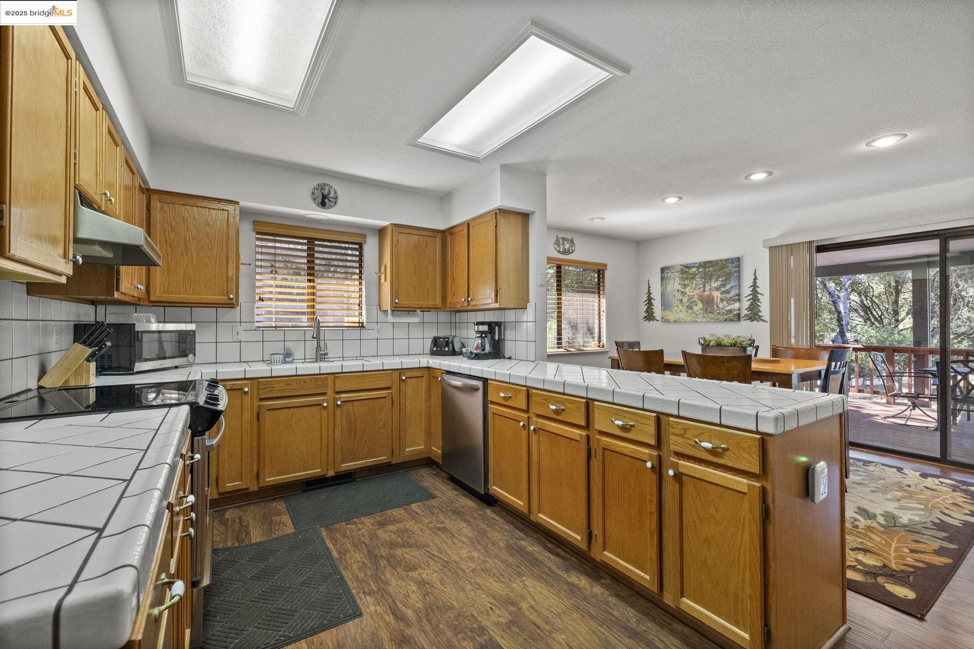Detail Gallery Image 11 of 60 For 20747 Rising Hill Cir, Groveland,  CA 95321 - 3 Beds | 2 Baths
