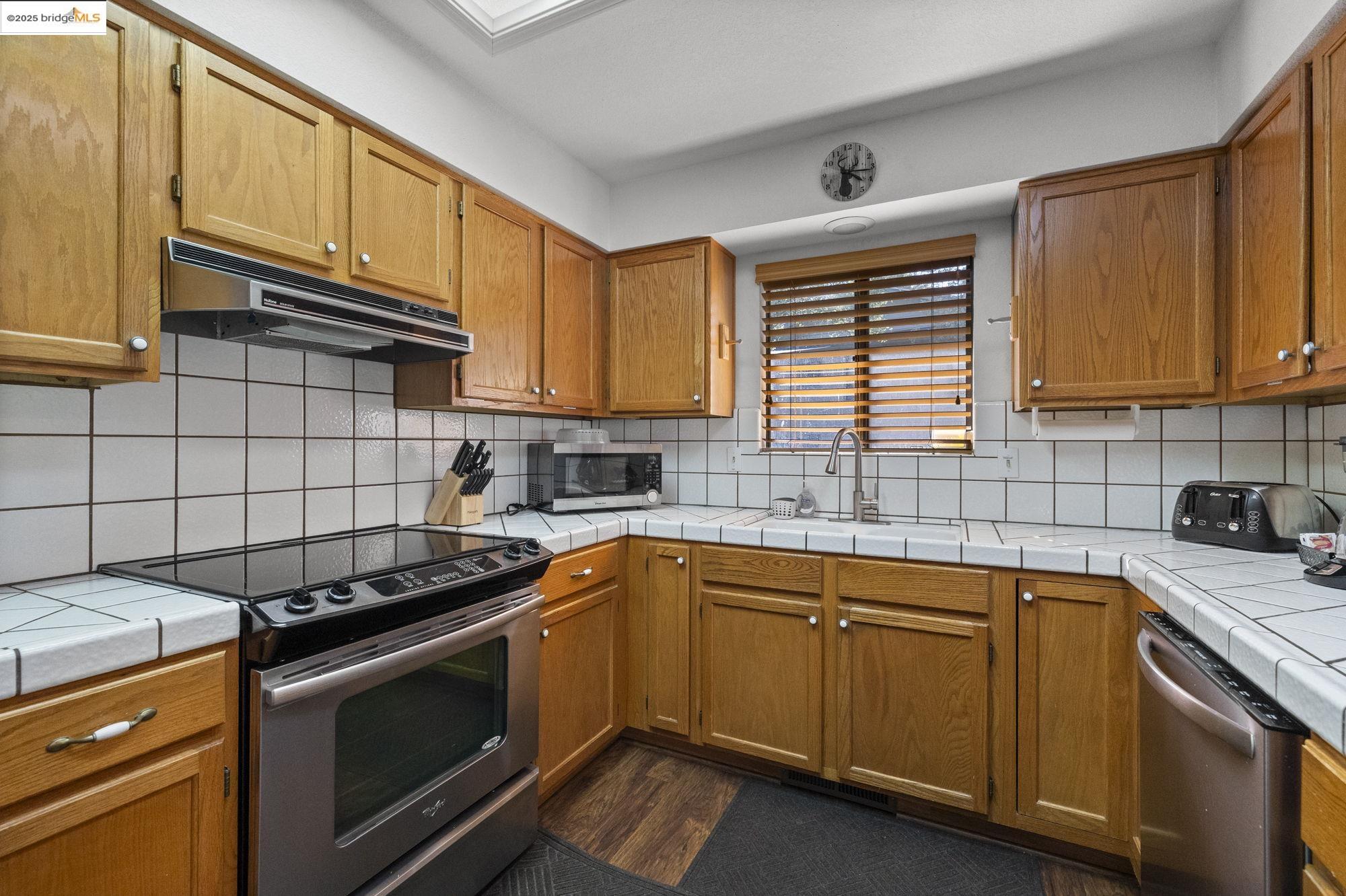Detail Gallery Image 12 of 60 For 20747 Rising Hill Cir, Groveland,  CA 95321 - 3 Beds | 2 Baths