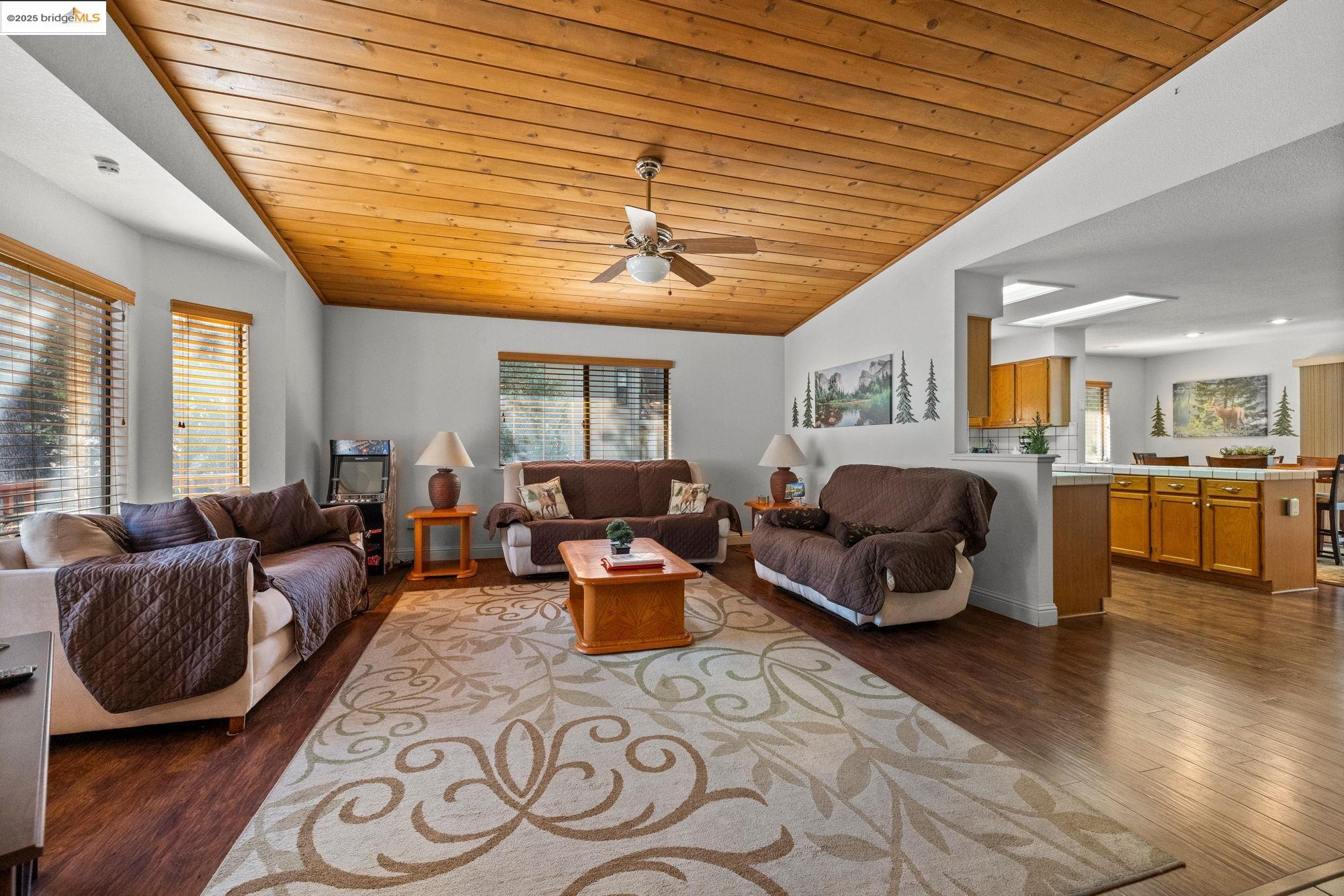 Detail Gallery Image 7 of 60 For 20747 Rising Hill Cir, Groveland,  CA 95321 - 3 Beds | 2 Baths