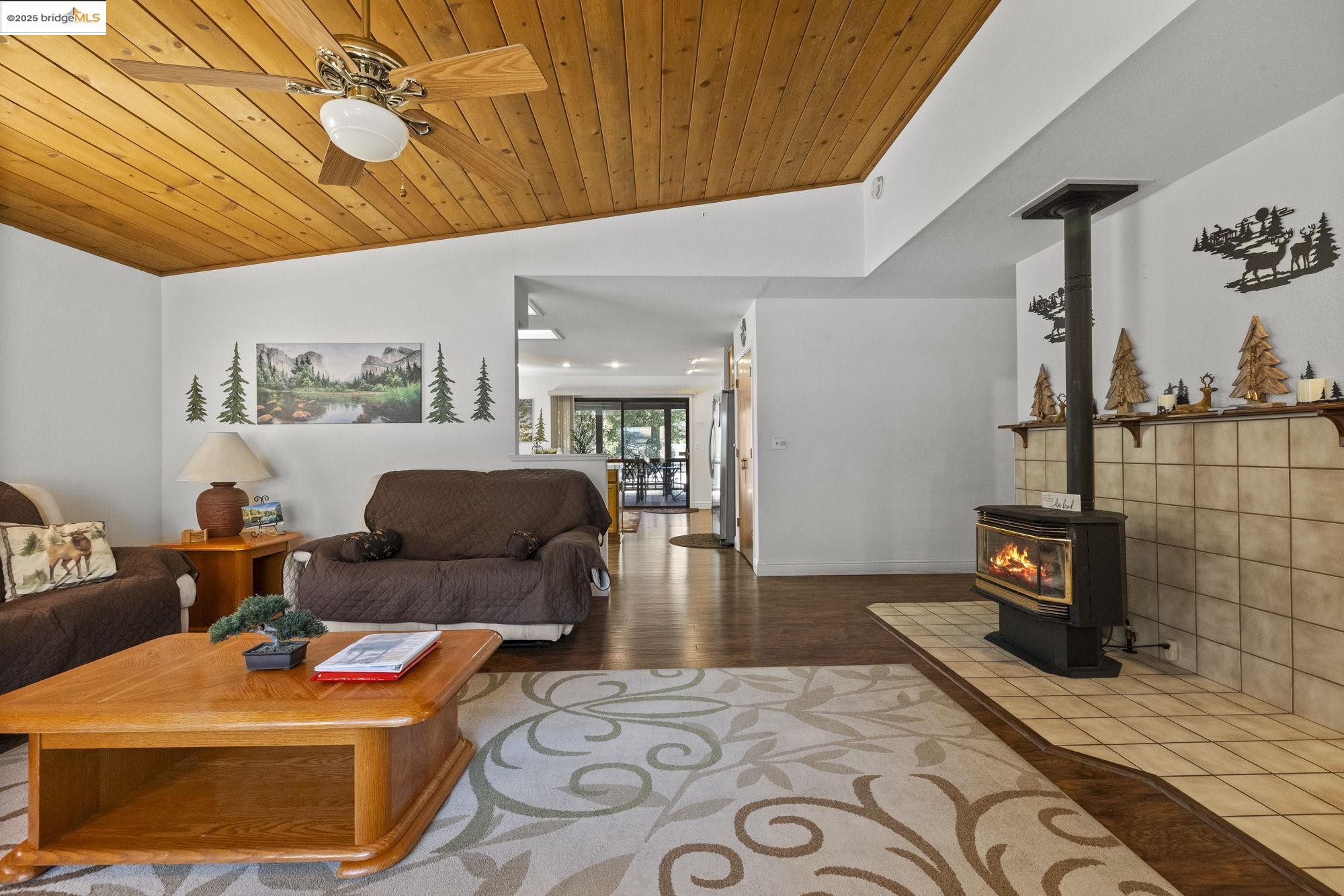 Detail Gallery Image 8 of 60 For 20747 Rising Hill Cir, Groveland,  CA 95321 - 3 Beds | 2 Baths