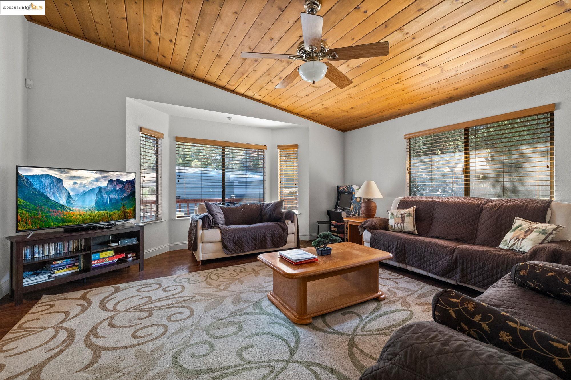 Detail Gallery Image 9 of 60 For 20747 Rising Hill Cir, Groveland,  CA 95321 - 3 Beds | 2 Baths
