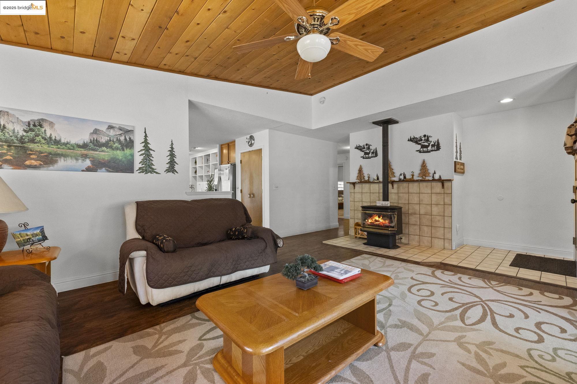 Detail Gallery Image 10 of 60 For 20747 Rising Hill Cir, Groveland,  CA 95321 - 3 Beds | 2 Baths