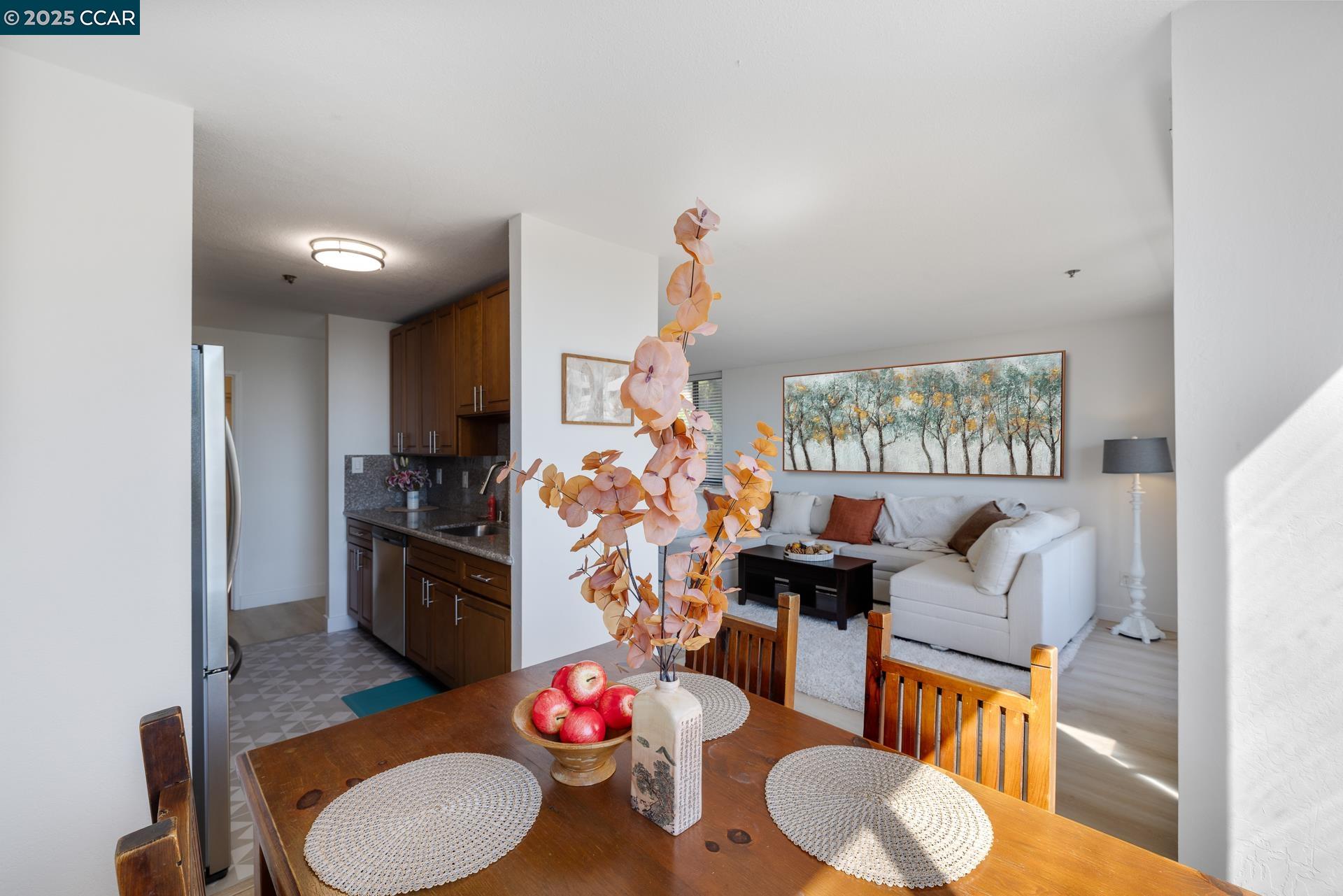 Detail Gallery Image 6 of 33 For 555 Pierce St #209,  Albany,  CA 94706 - 1 Beds | 2 Baths