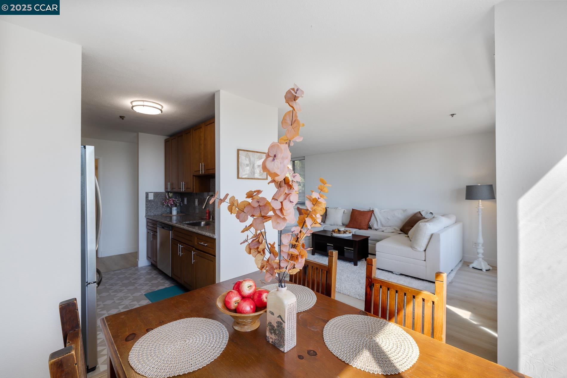 Detail Gallery Image 6 of 33 For 555 Pierce St #209,  Albany,  CA 94706 - 1 Beds | 2 Baths