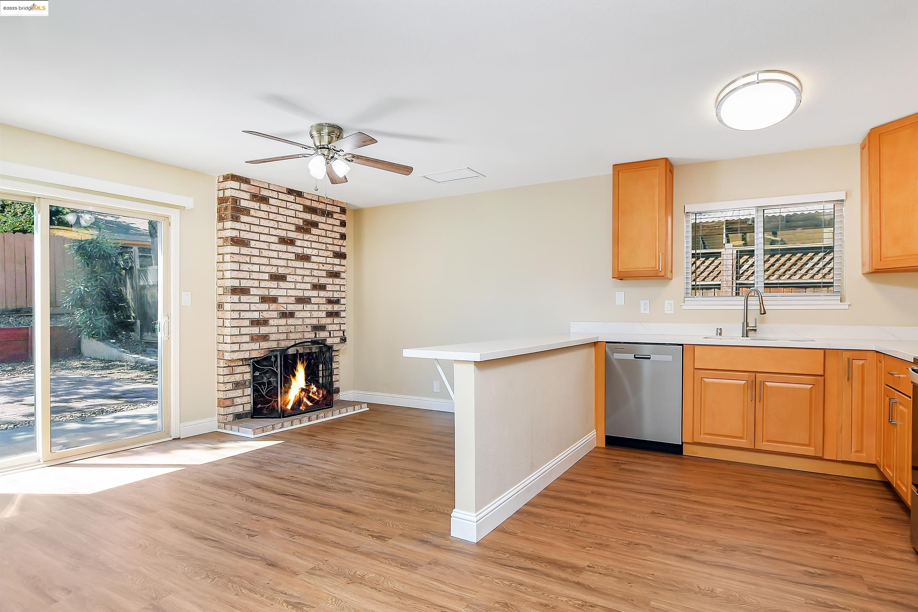 Detail Gallery Image 6 of 29 For 7 Marlin Dr, Pittsburg,  CA 94565 - 4 Beds | 2 Baths