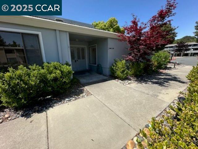 Detail Gallery Image 2 of 5 For 2000 Pine Knoll Dr #2,  Walnut Creek,  CA 94595 - 2 Beds | 1/1 Baths