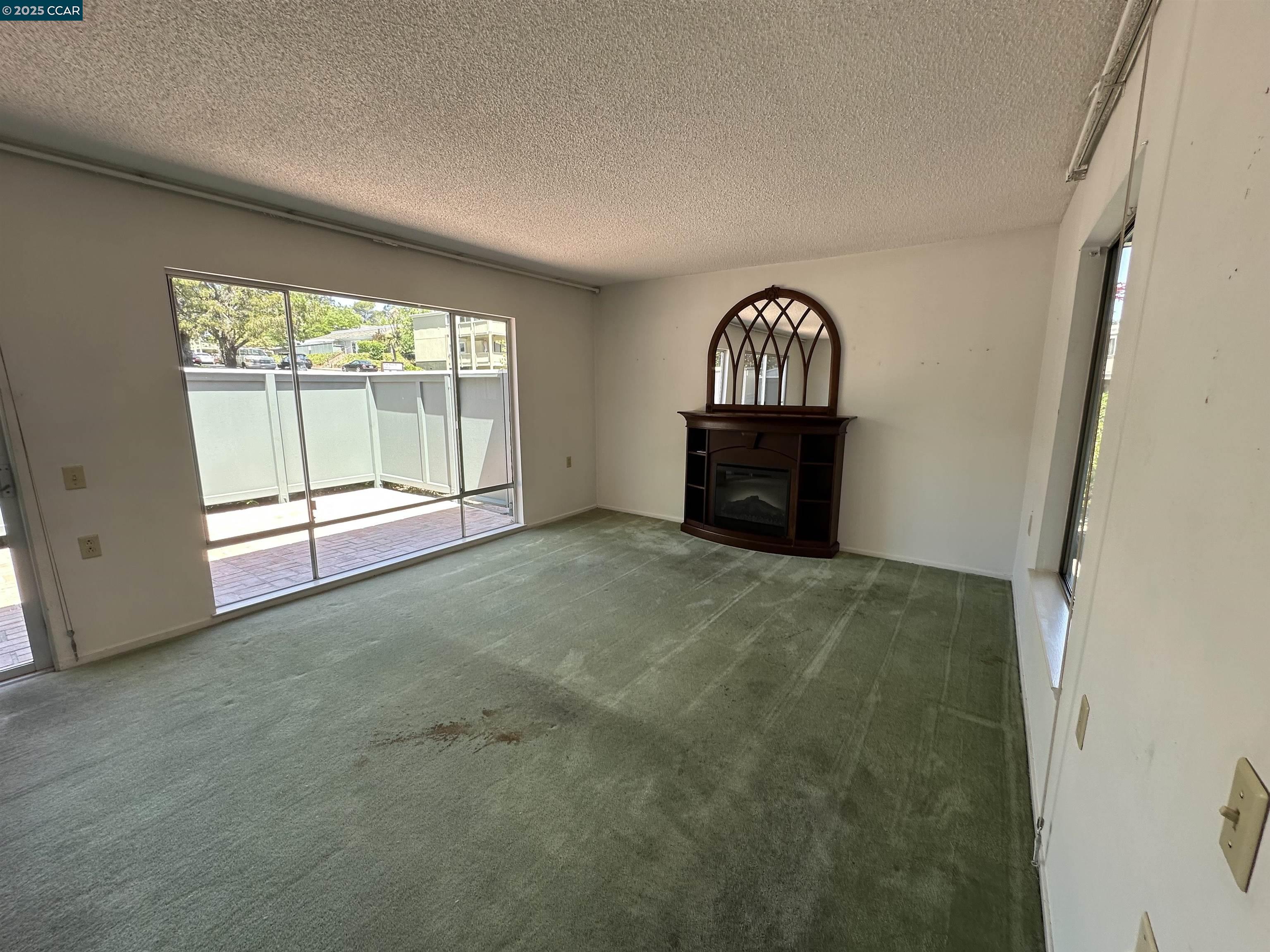 Detail Gallery Image 4 of 13 For 2000 Pine Knoll Dr #2,  Walnut Creek,  CA 94595 - 2 Beds | 1/1 Baths