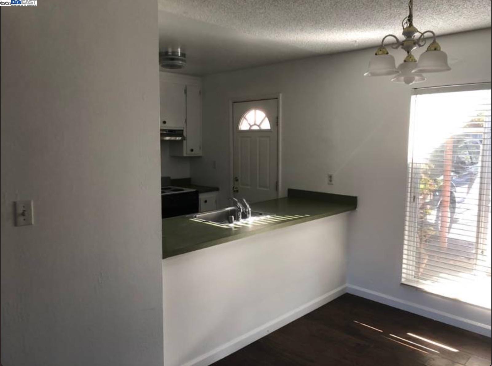 Detail Gallery Image 3 of 8 For 2067 Olivera Rd #B,  Concord,  CA 94520 - 2 Beds | 1/1 Baths