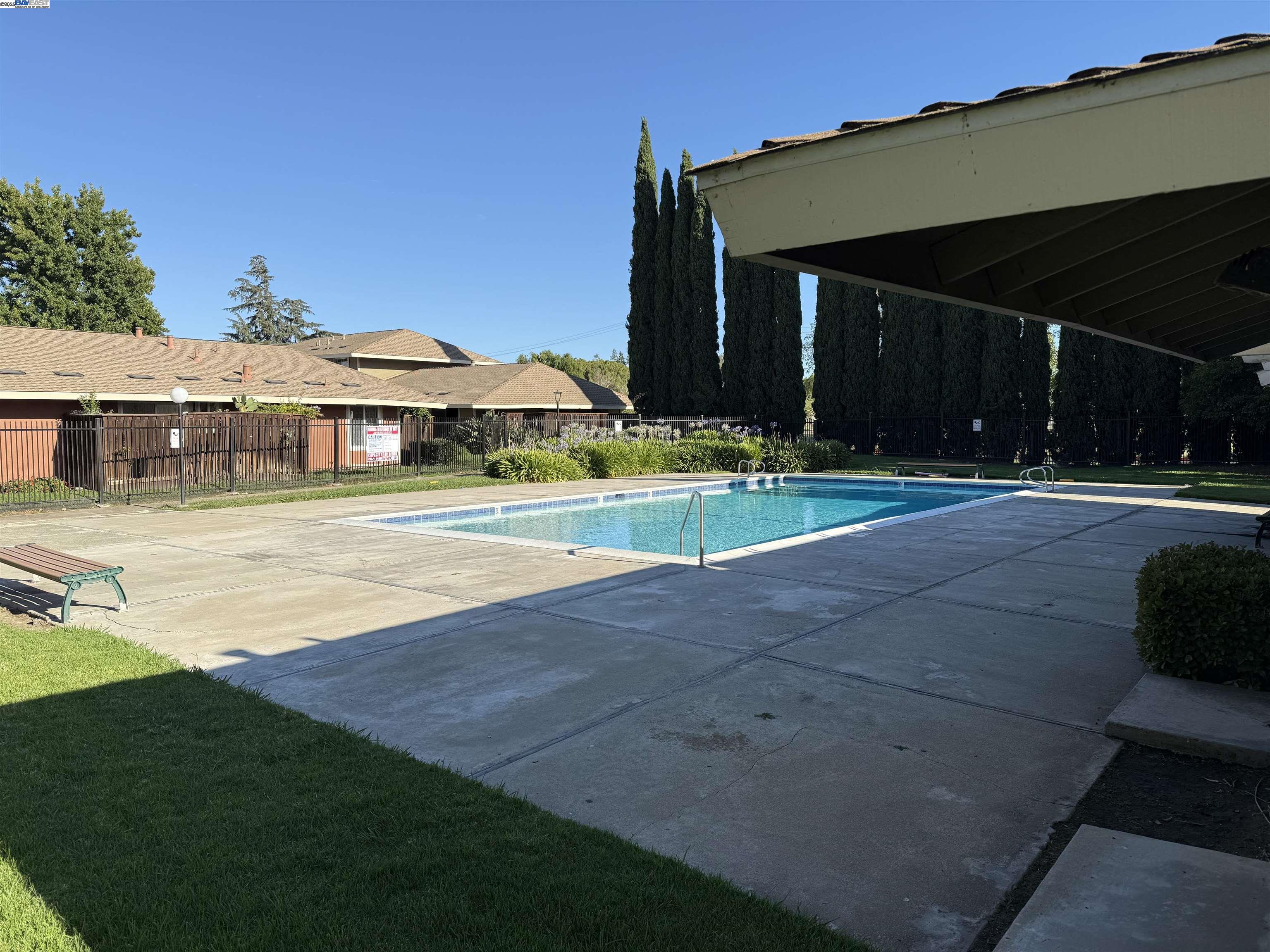 Detail Gallery Image 4 of 8 For 2067 Olivera Rd #B,  Concord,  CA 94520 - 2 Beds | 1/1 Baths