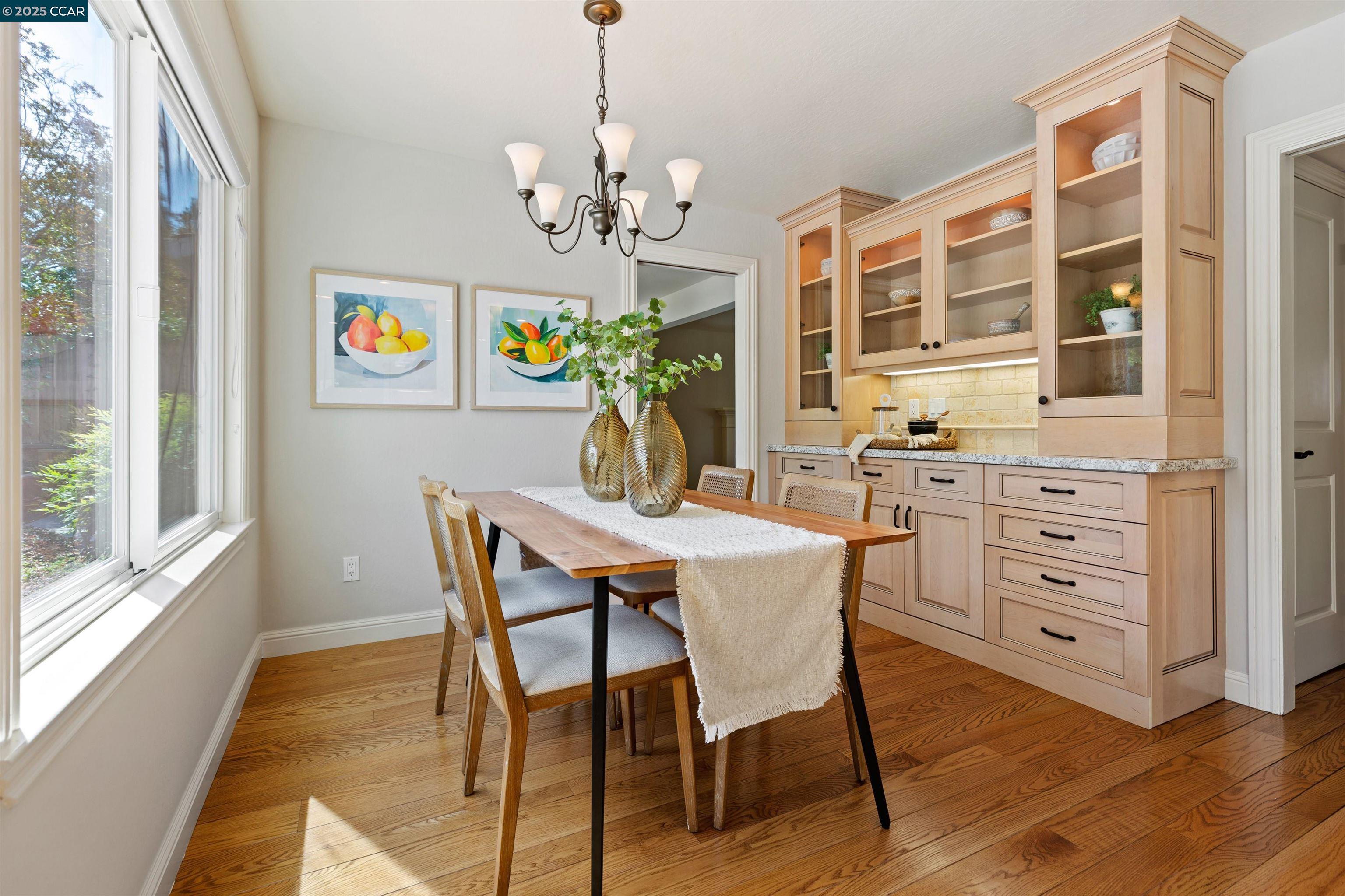 Detail Gallery Image 11 of 27 For 1010 Crystal Ct, Walnut Creek,  CA 94598 - 4 Beds | 3 Baths