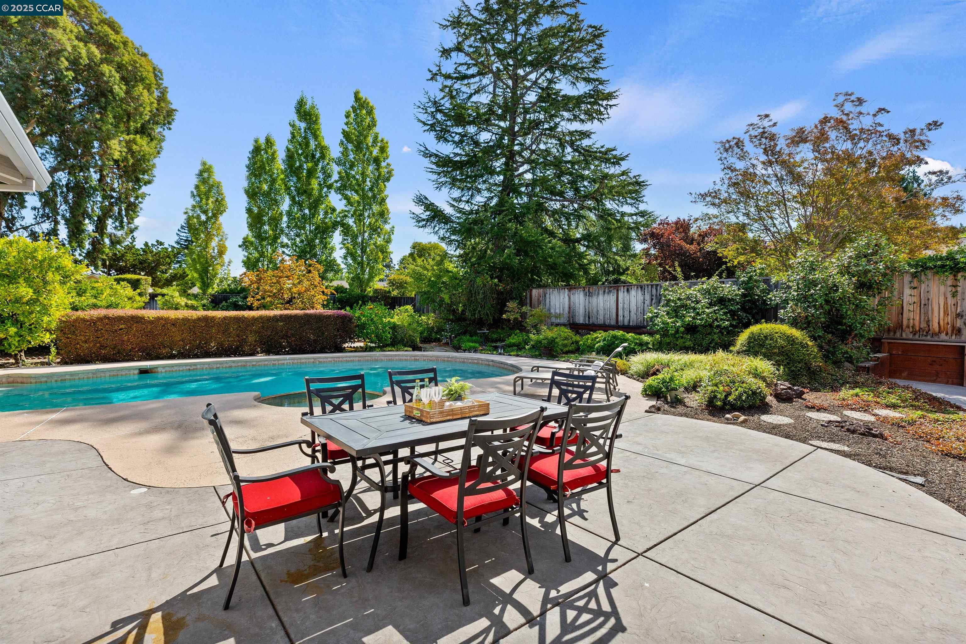Detail Gallery Image 24 of 27 For 1010 Crystal Ct, Walnut Creek,  CA 94598 - 4 Beds | 3 Baths