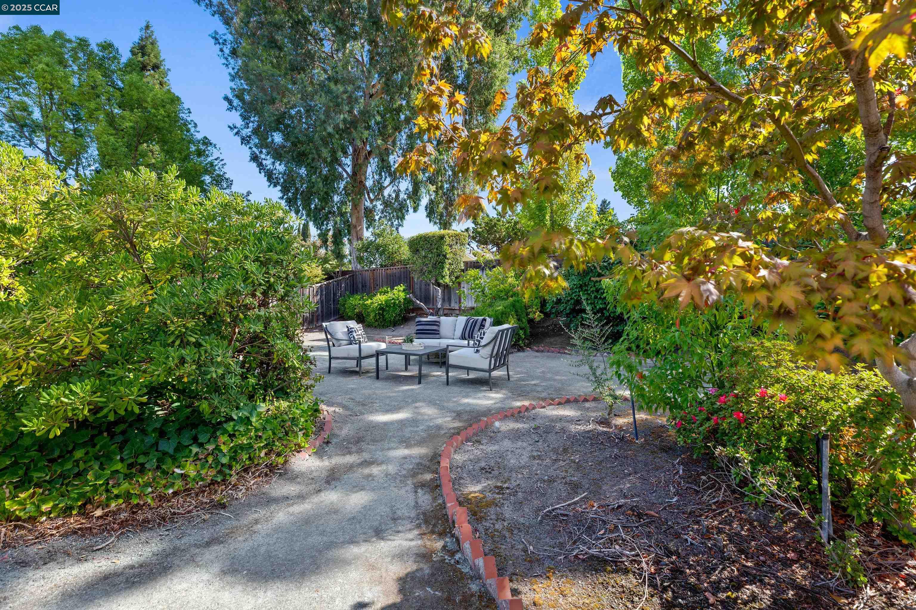Detail Gallery Image 26 of 27 For 1010 Crystal Ct, Walnut Creek,  CA 94598 - 4 Beds | 3 Baths