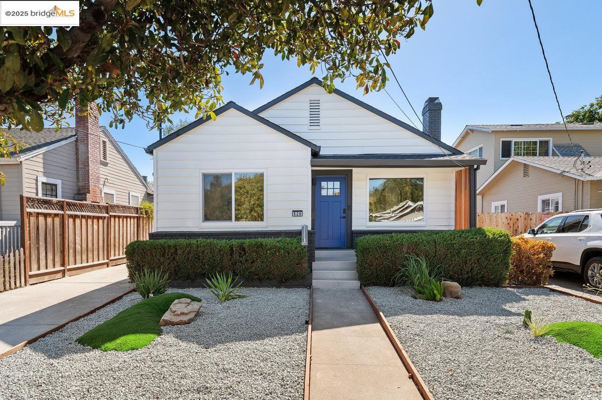 Detail Gallery Image 2 of 43 For 528 Ruby St, Redwood City,  CA 94062 - 2 Beds | 2 Baths