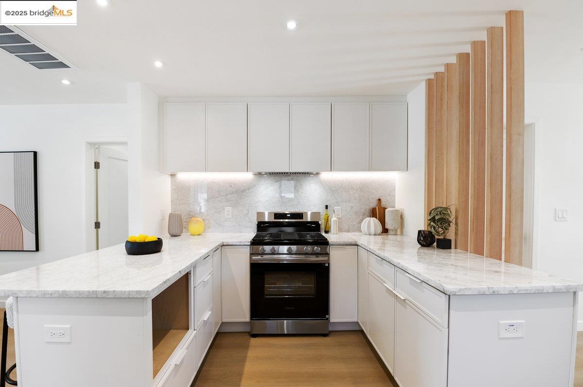Detail Gallery Image 11 of 43 For 528 Ruby St, Redwood City,  CA 94062 - 2 Beds | 2 Baths