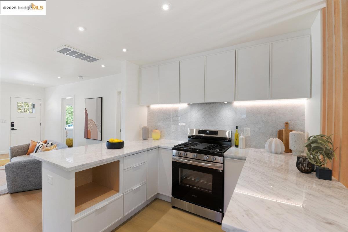 Detail Gallery Image 14 of 43 For 528 Ruby St, Redwood City,  CA 94062 - 2 Beds | 2 Baths