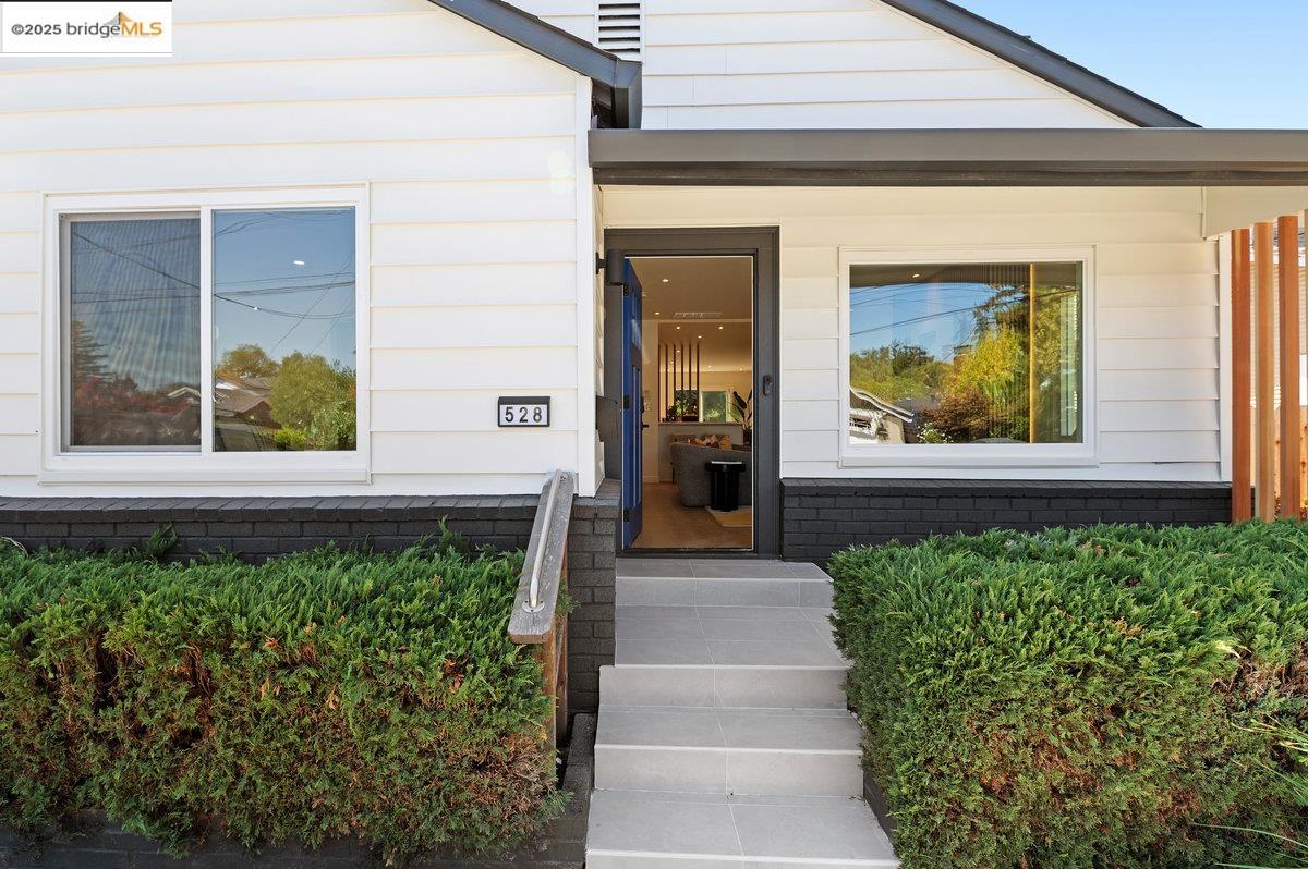 Detail Gallery Image 4 of 43 For 528 Ruby St, Redwood City,  CA 94062 - 2 Beds | 2 Baths