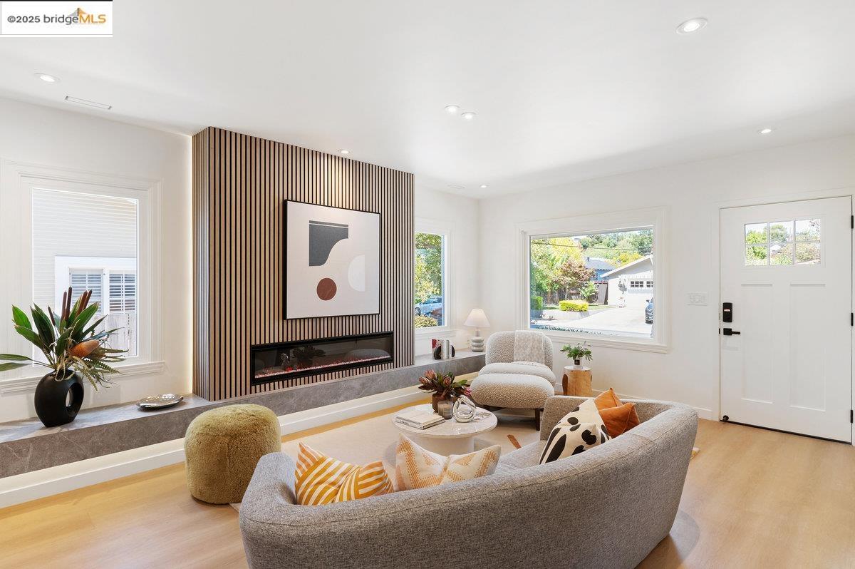 Detail Gallery Image 6 of 43 For 528 Ruby St, Redwood City,  CA 94062 - 2 Beds | 2 Baths