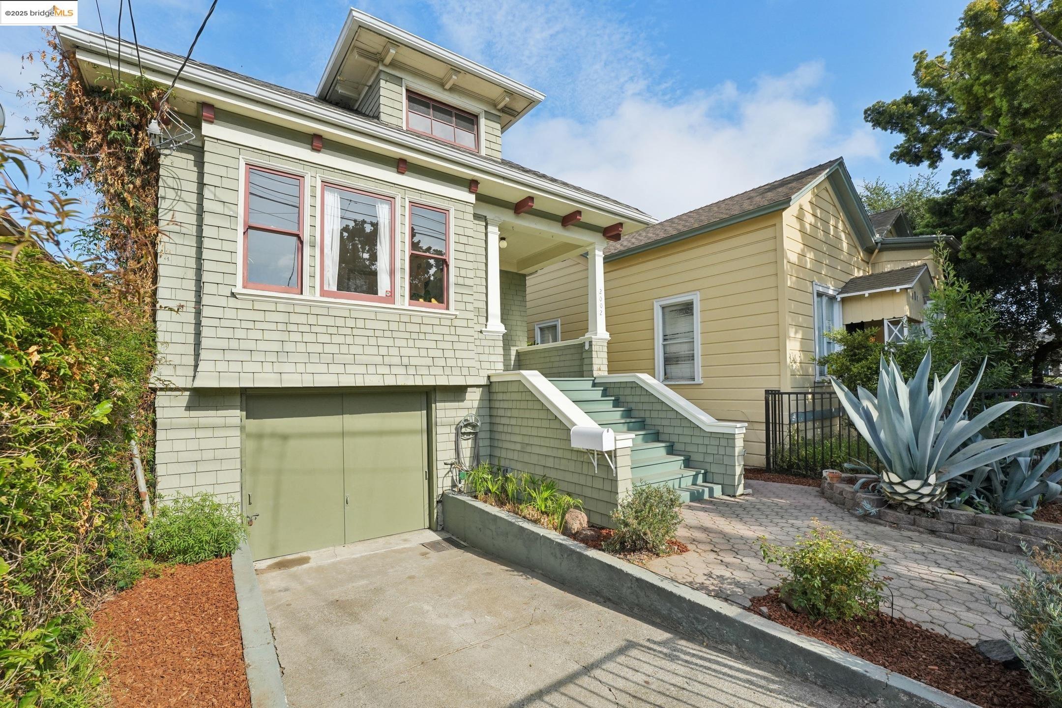 Detail Gallery Image 1 of 1 For 2002 Chestnut St, Oakland,  CA 94607 - 2 Beds | 1/1 Baths