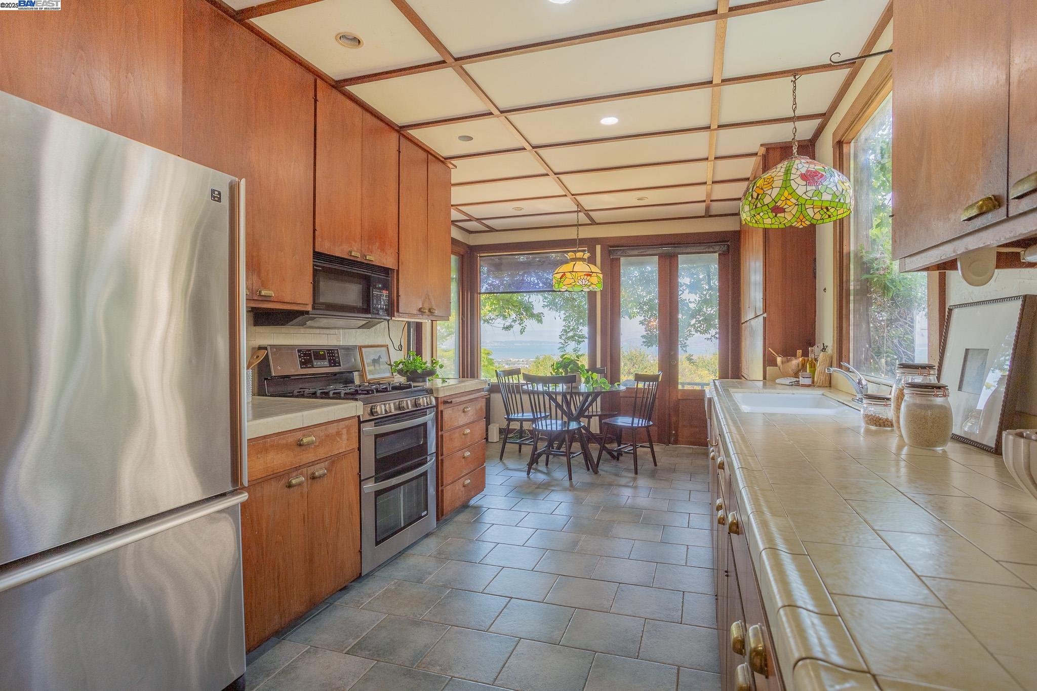 Detail Gallery Image 11 of 44 For 1514 La Loma Ave, Berkeley,  CA 94708 - 4 Beds | 4 Baths