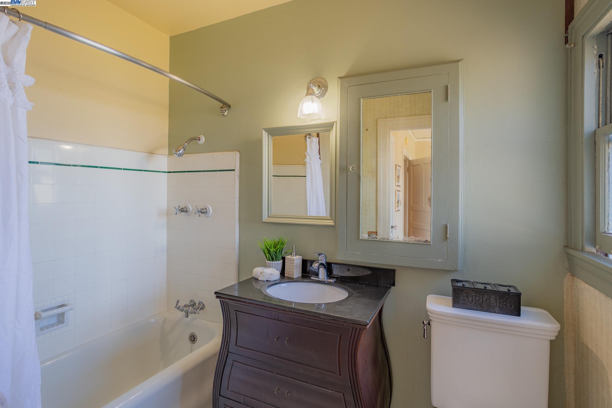 Detail Gallery Image 27 of 44 For 1514 La Loma Ave, Berkeley,  CA 94708 - 4 Beds | 4 Baths
