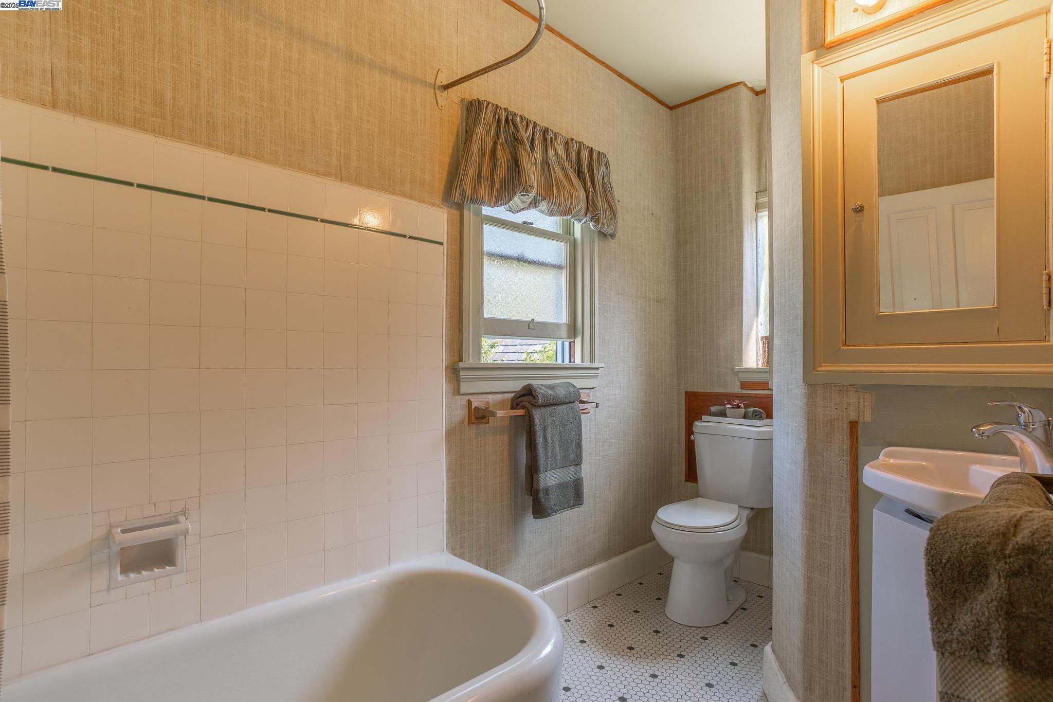 Detail Gallery Image 35 of 44 For 1514 La Loma Ave, Berkeley,  CA 94708 - 4 Beds | 4 Baths