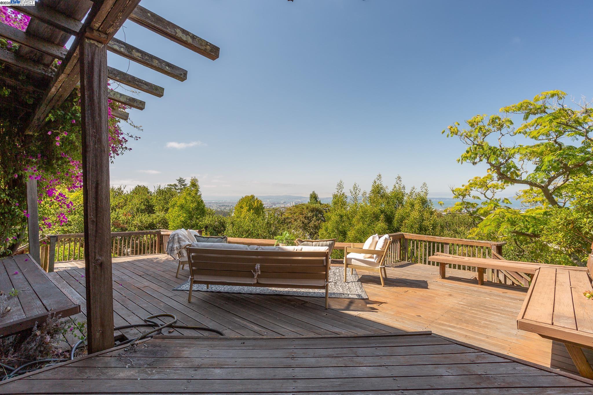 Detail Gallery Image 36 of 44 For 1514 La Loma Ave, Berkeley,  CA 94708 - 4 Beds | 4 Baths