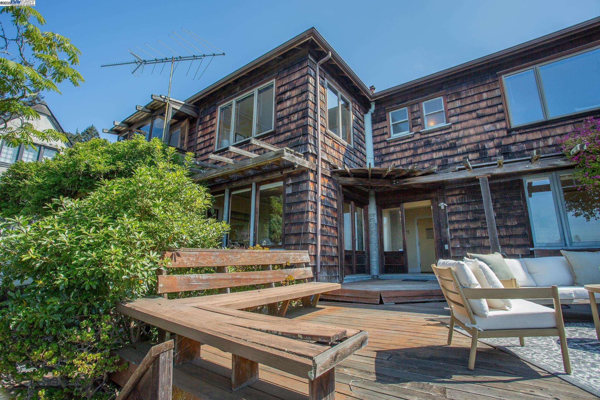 Detail Gallery Image 39 of 44 For 1514 La Loma Ave, Berkeley,  CA 94708 - 4 Beds | 4 Baths