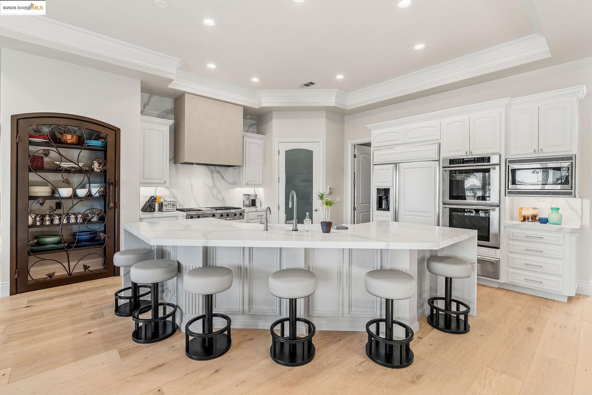 Detail Gallery Image 9 of 48 For 5055 Cabrillo Pt, Discovery Bay,  CA 94505 - 5 Beds | 5/1 Baths