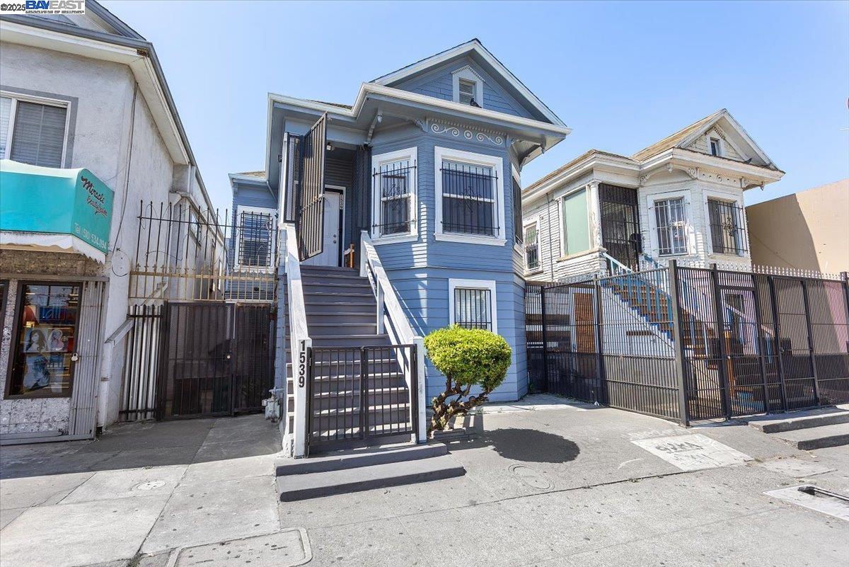 Detail Gallery Image 2 of 30 For 1539 International Blvd, Oakland,  CA 94606 - 4 Beds | 3 Baths