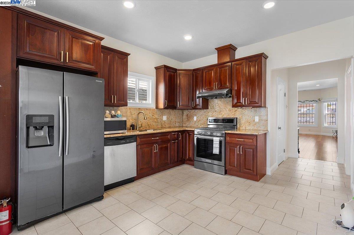 Detail Gallery Image 11 of 30 For 1539 International Blvd, Oakland,  CA 94606 - 4 Beds | 3 Baths