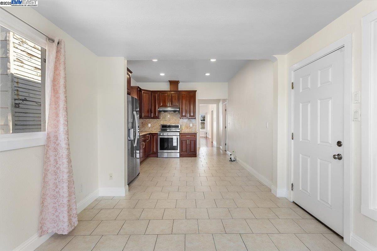 Detail Gallery Image 12 of 30 For 1539 International Blvd, Oakland,  CA 94606 - 4 Beds | 3 Baths