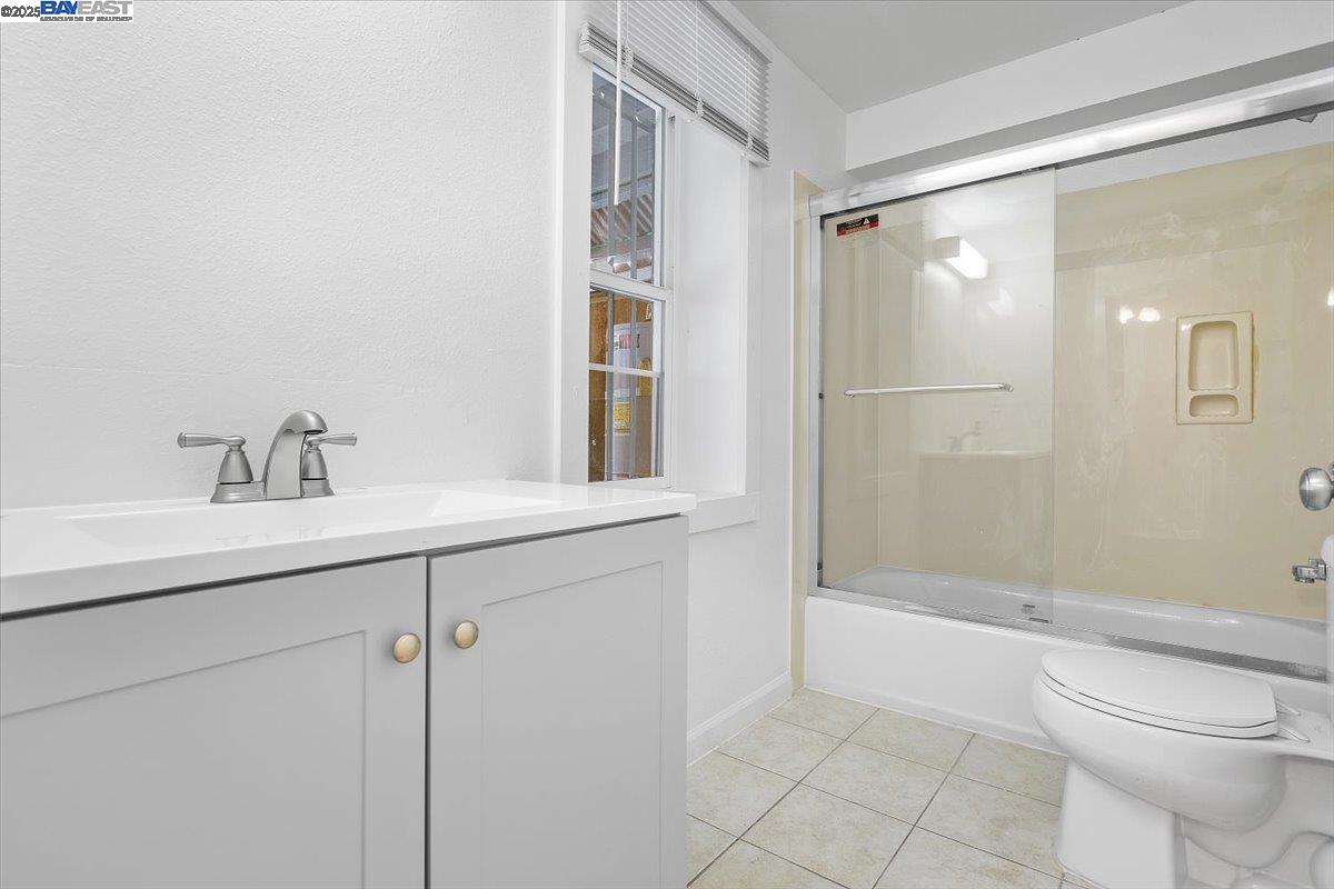 Detail Gallery Image 17 of 30 For 1539 International Blvd, Oakland,  CA 94606 - 4 Beds | 3 Baths