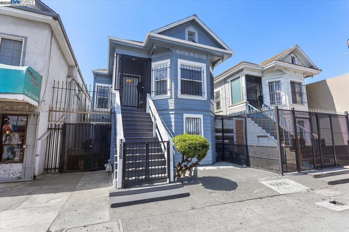 Detail Gallery Image 3 of 30 For 1539 International Blvd, Oakland,  CA 94606 - 4 Beds | 3 Baths