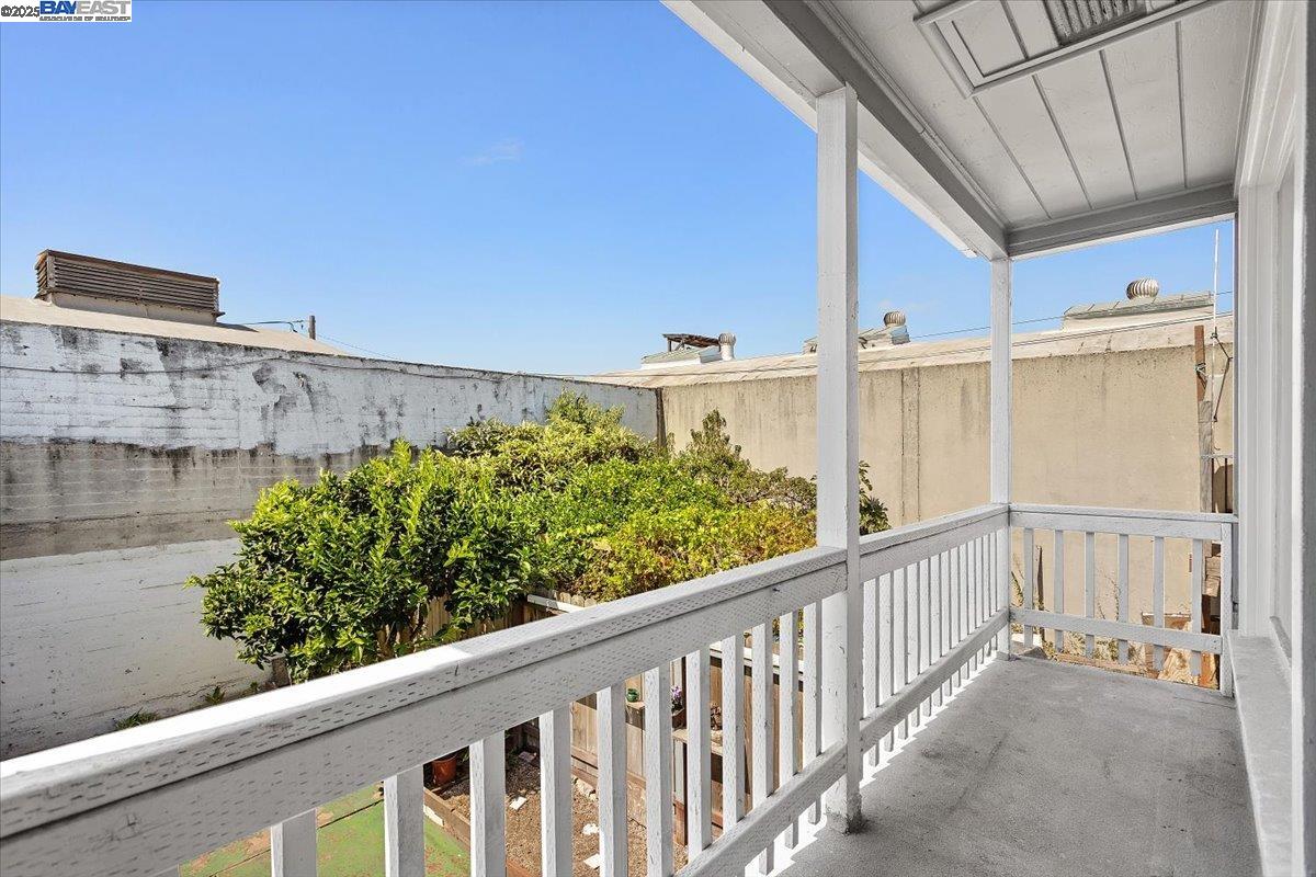 Detail Gallery Image 21 of 30 For 1539 International Blvd, Oakland,  CA 94606 - 4 Beds | 3 Baths