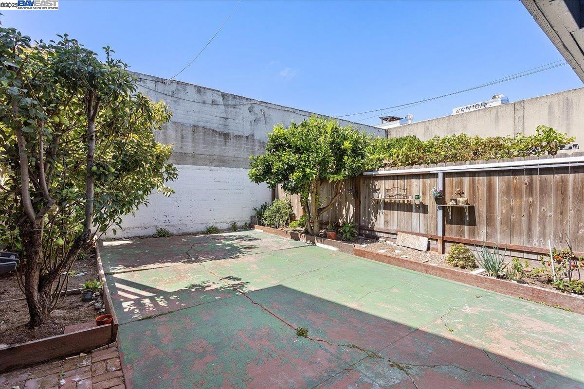 Detail Gallery Image 22 of 30 For 1539 International Blvd, Oakland,  CA 94606 - 4 Beds | 3 Baths
