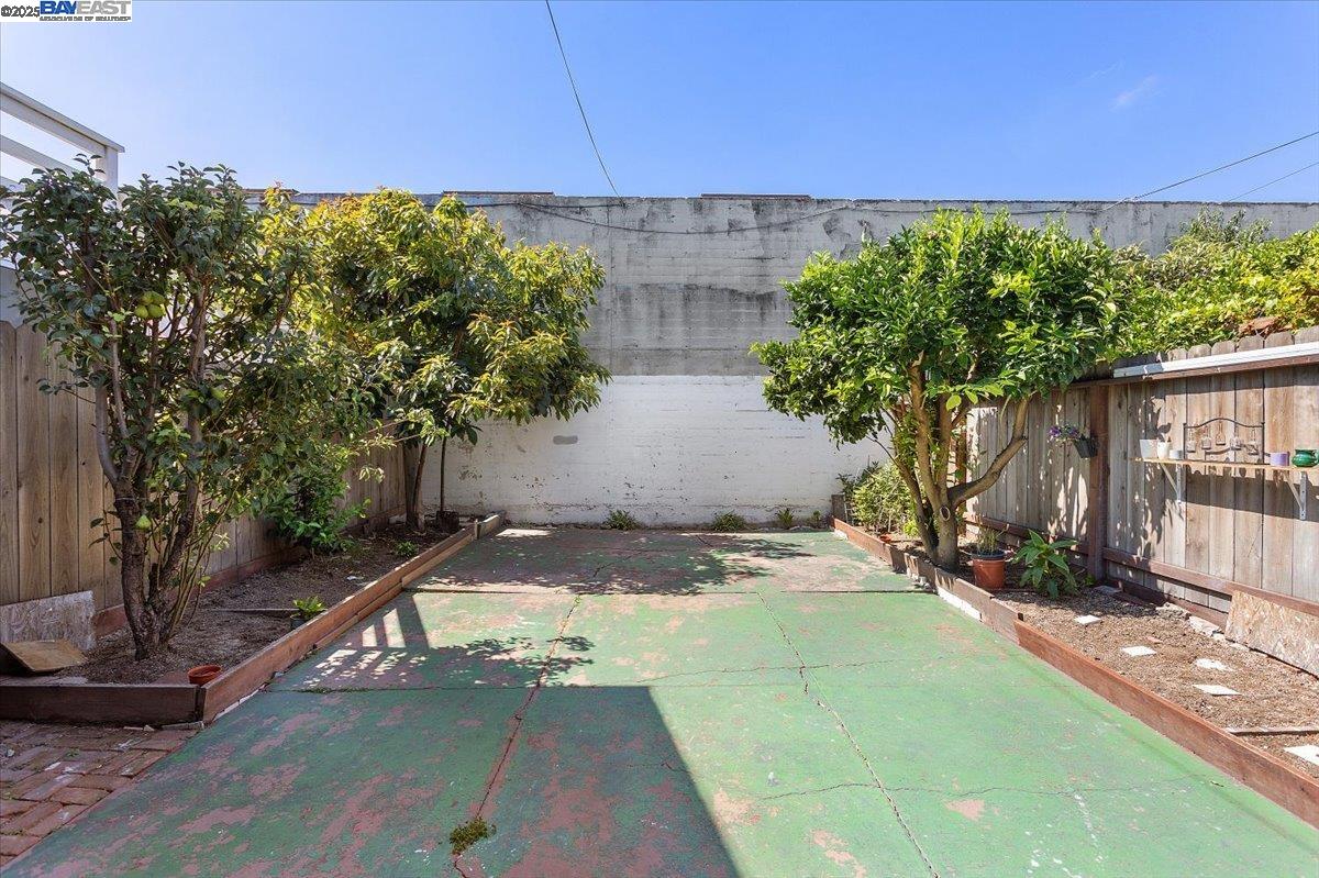 Detail Gallery Image 25 of 30 For 1539 International Blvd, Oakland,  CA 94606 - 4 Beds | 3 Baths