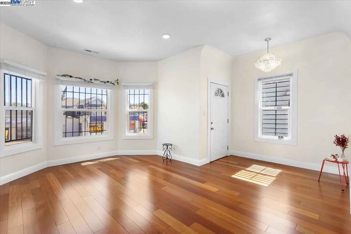 Detail Gallery Image 29 of 30 For 1539 International Blvd, Oakland,  CA 94606 - 4 Beds | 3 Baths