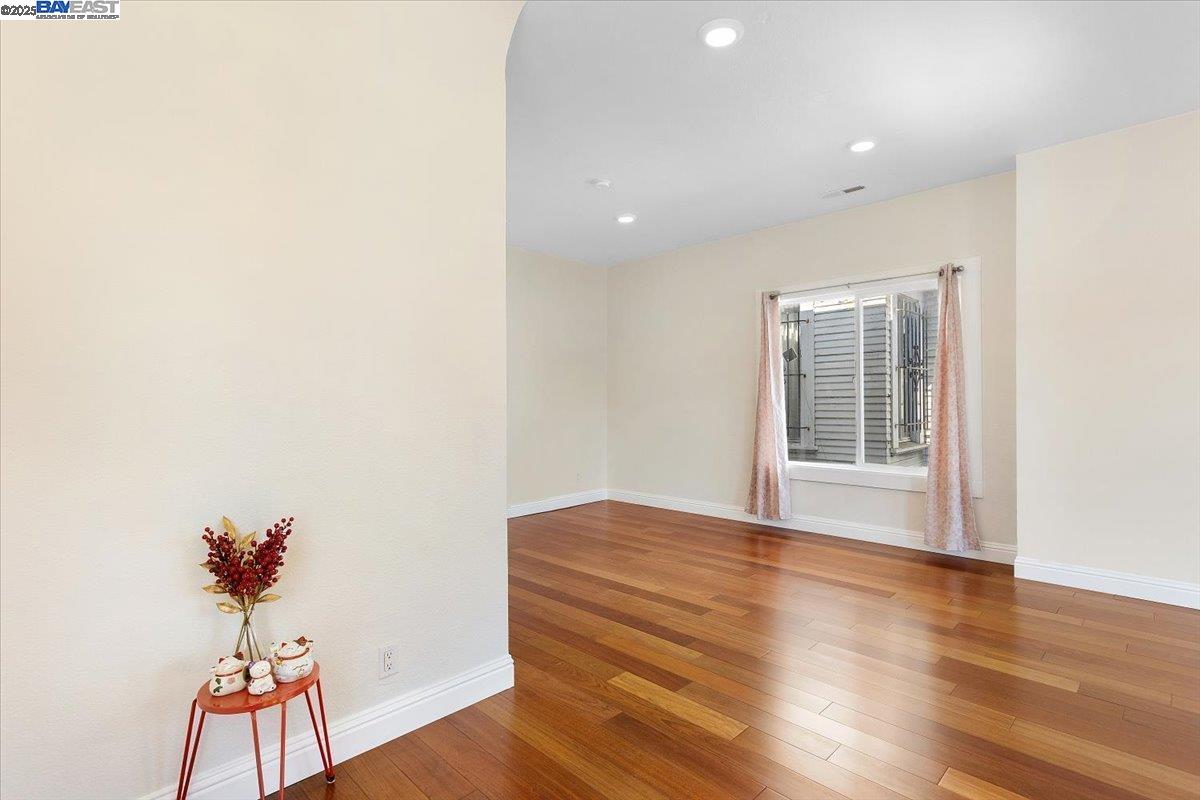 Detail Gallery Image 4 of 30 For 1539 International Blvd, Oakland,  CA 94606 - 4 Beds | 3 Baths