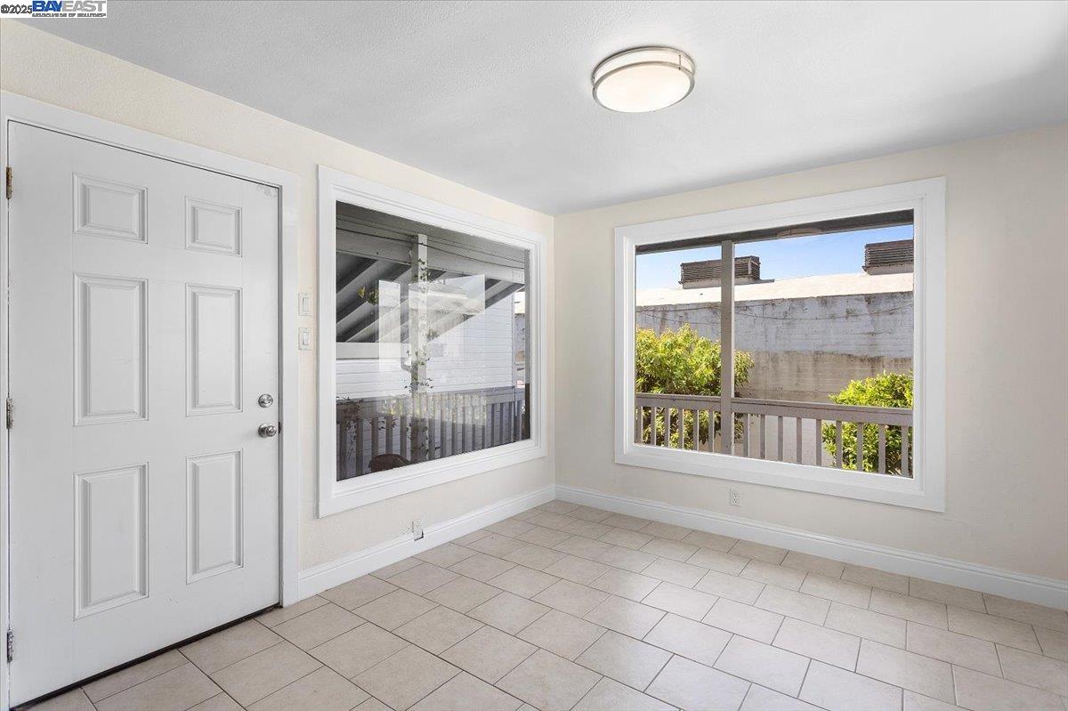 Detail Gallery Image 10 of 30 For 1539 International Blvd, Oakland,  CA 94606 - 4 Beds | 3 Baths