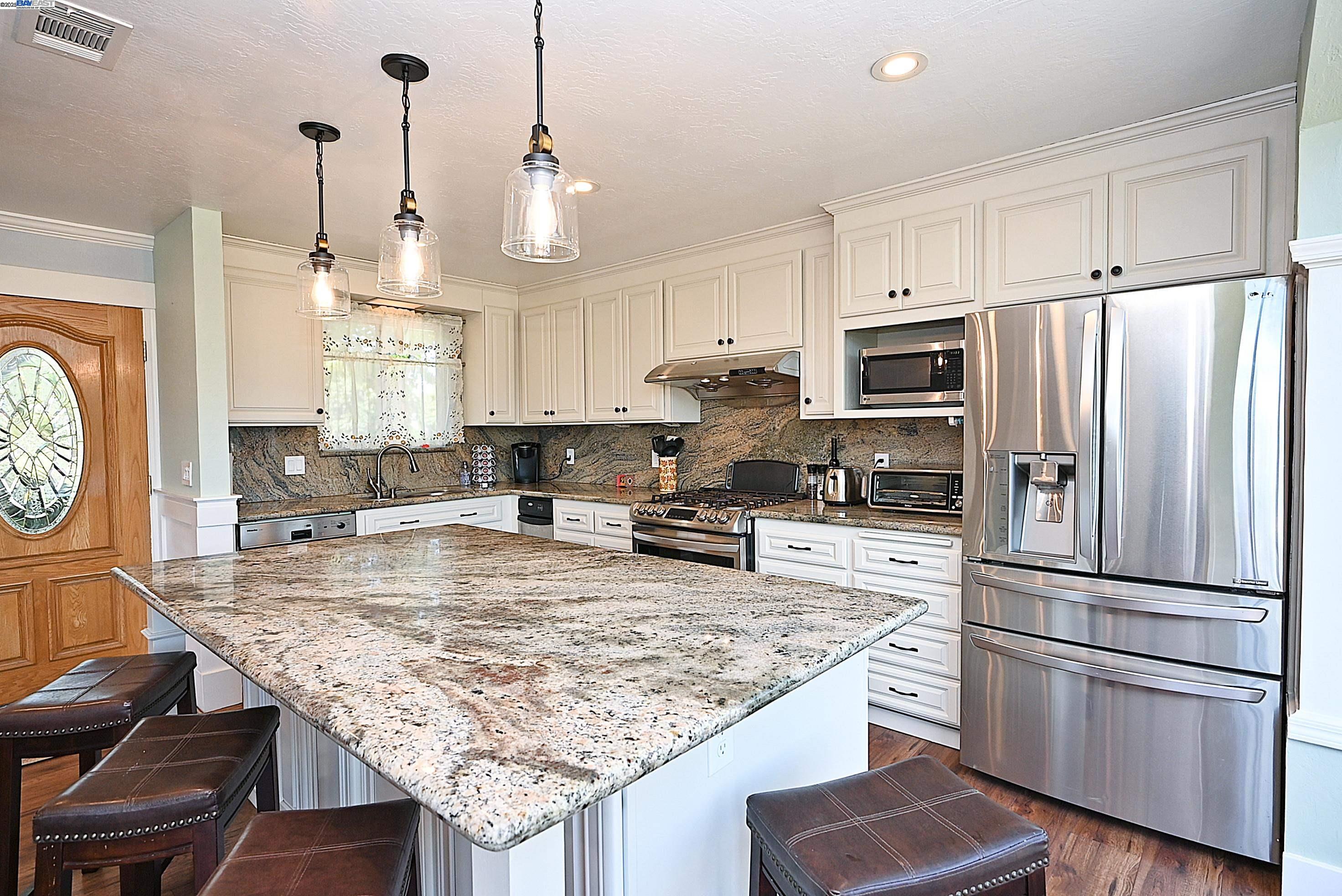 Detail Gallery Image 4 of 58 For 5295 Winifred Dr, Castro Valley,  CA 94546 - 5 Beds | 3 Baths