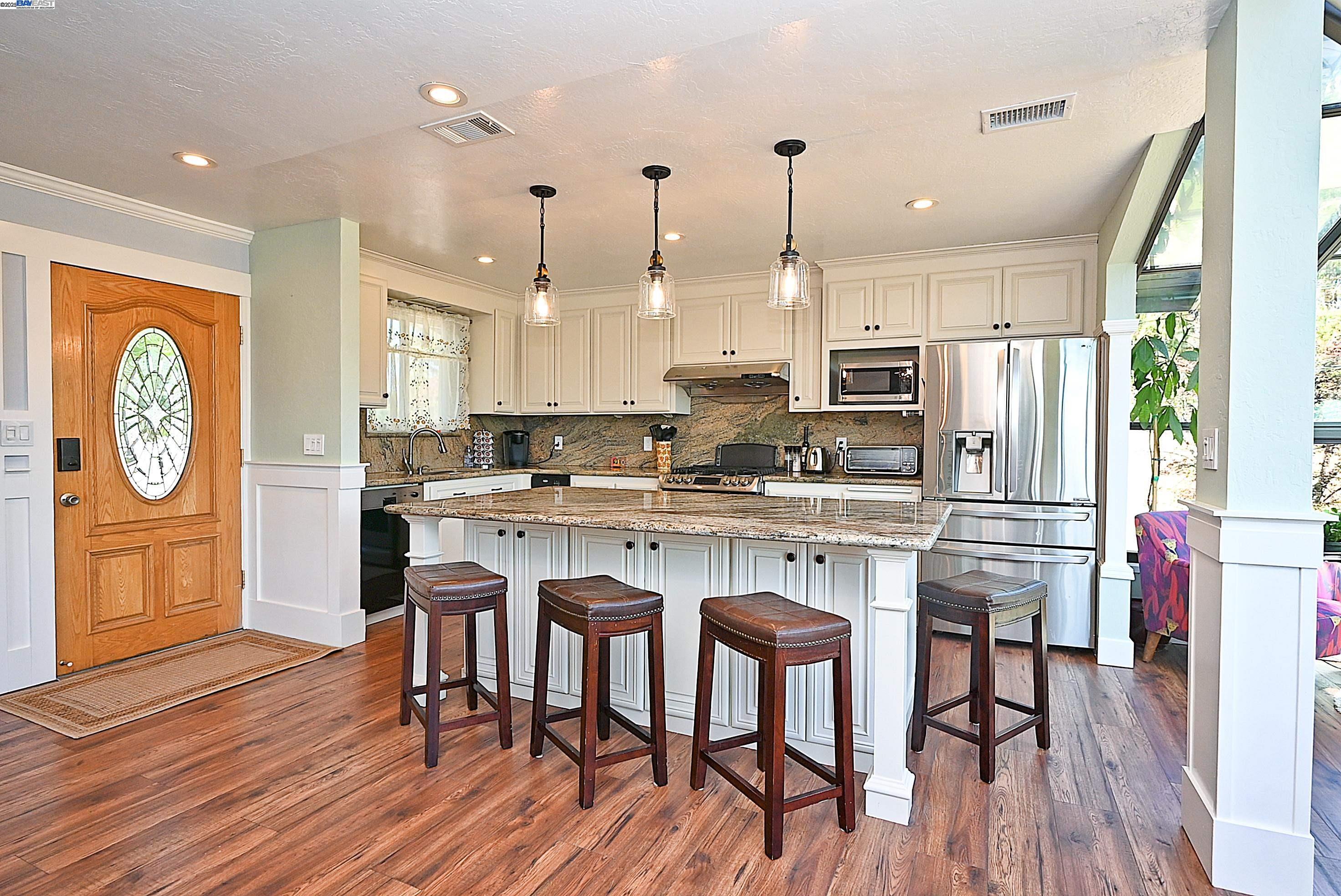 Detail Gallery Image 8 of 58 For 5295 Winifred Dr, Castro Valley,  CA 94546 - 5 Beds | 3 Baths
