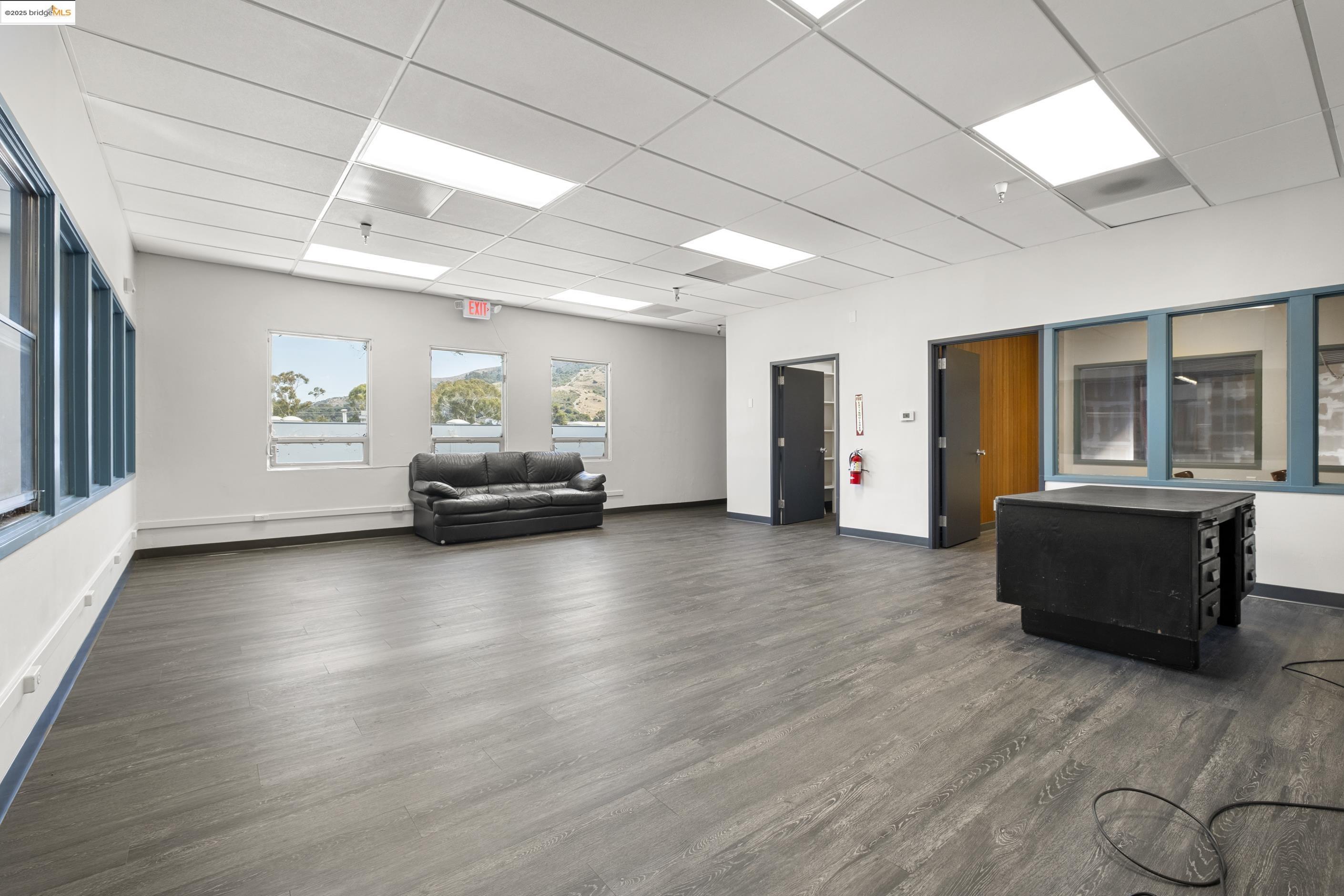 Detail Gallery Image 16 of 33 For 430 Valley Dr, Brisbane,  CA 94005 - – Beds | – Baths