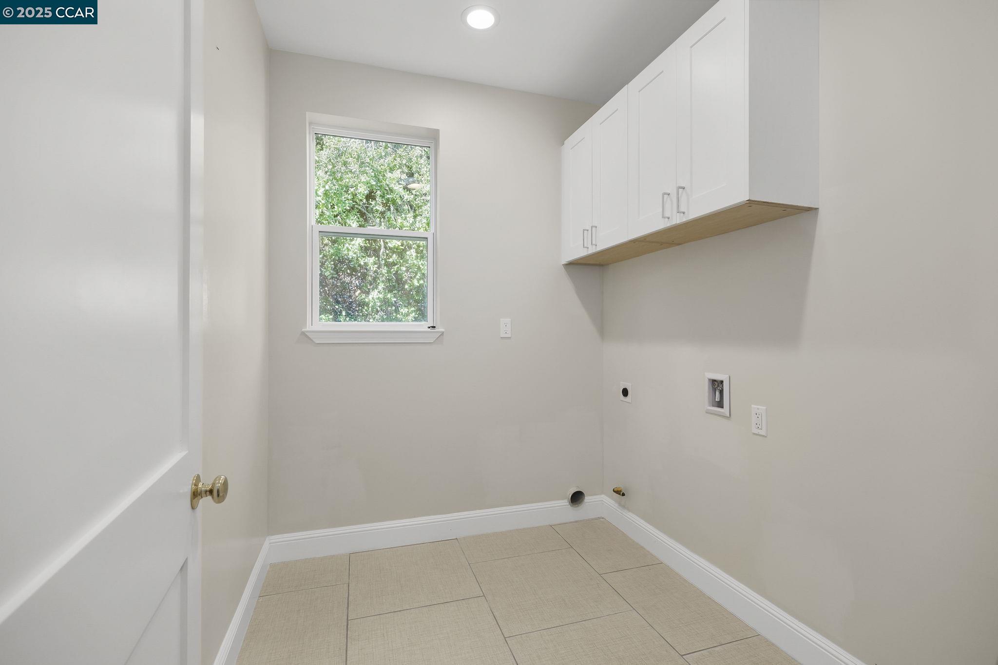 Detail Gallery Image 11 of 31 For 208 Valley View Pl, El Sobrante,  CA 94803 - 4 Beds | 3 Baths