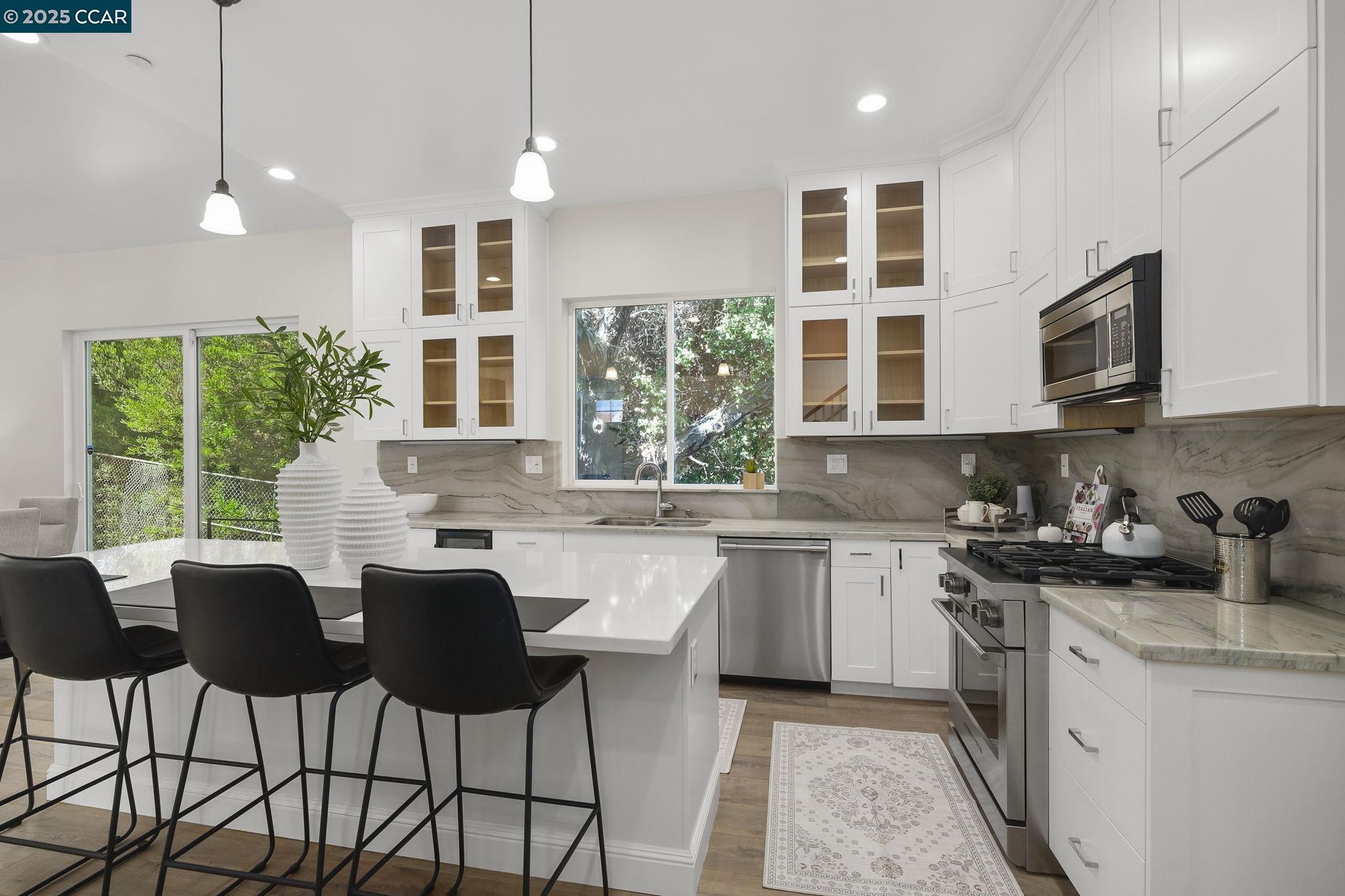 Detail Gallery Image 9 of 31 For 208 Valley View Pl, El Sobrante,  CA 94803 - 4 Beds | 3 Baths