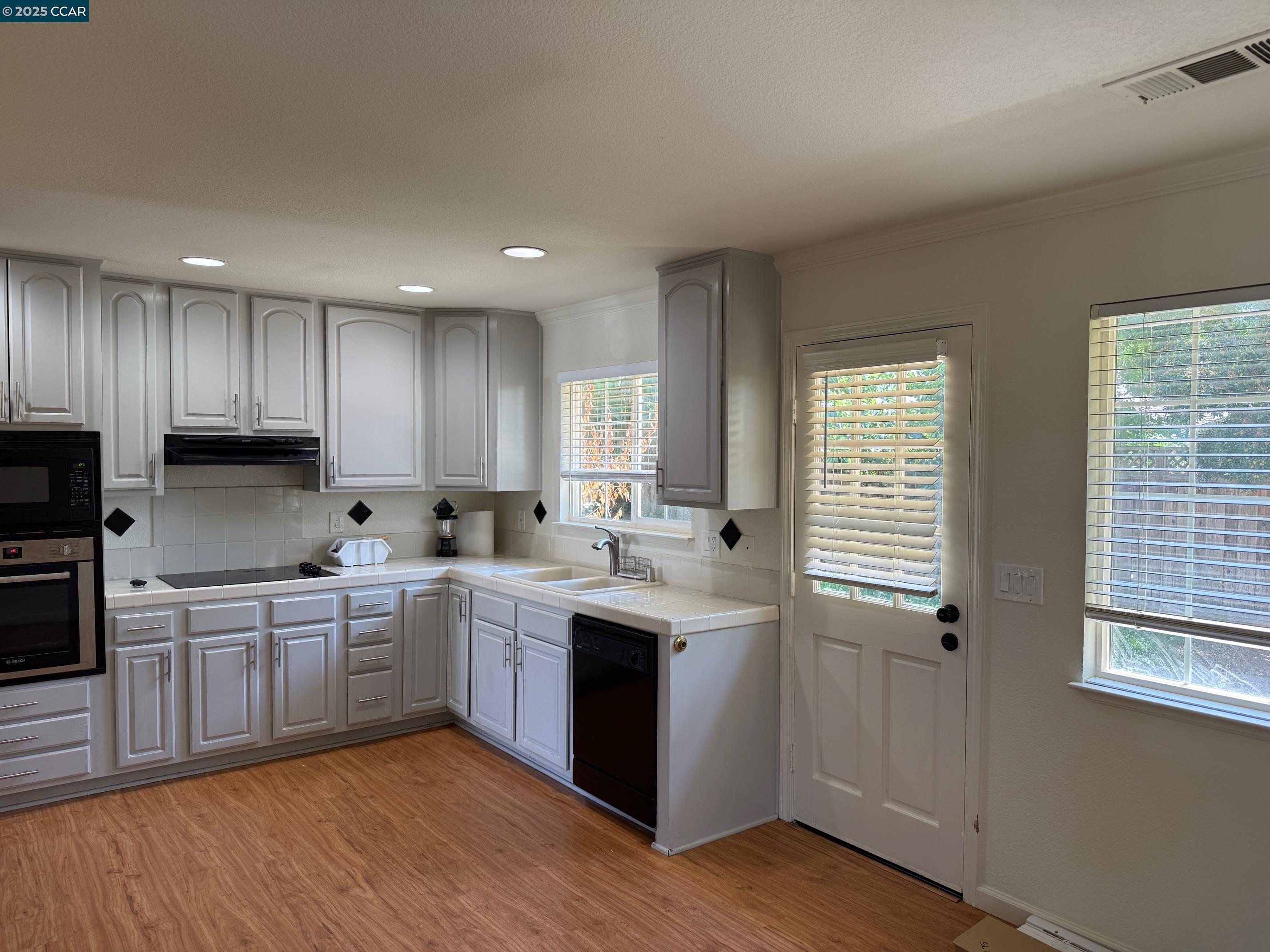 Detail Gallery Image 3 of 15 For 1049 Miranda Way, Livermore,  CA 94550 - 3 Beds | 2 Baths