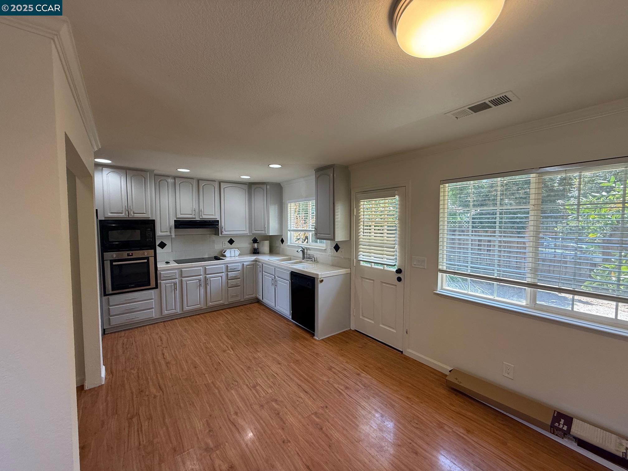Detail Gallery Image 5 of 15 For 1049 Miranda Way, Livermore,  CA 94550 - 3 Beds | 2 Baths