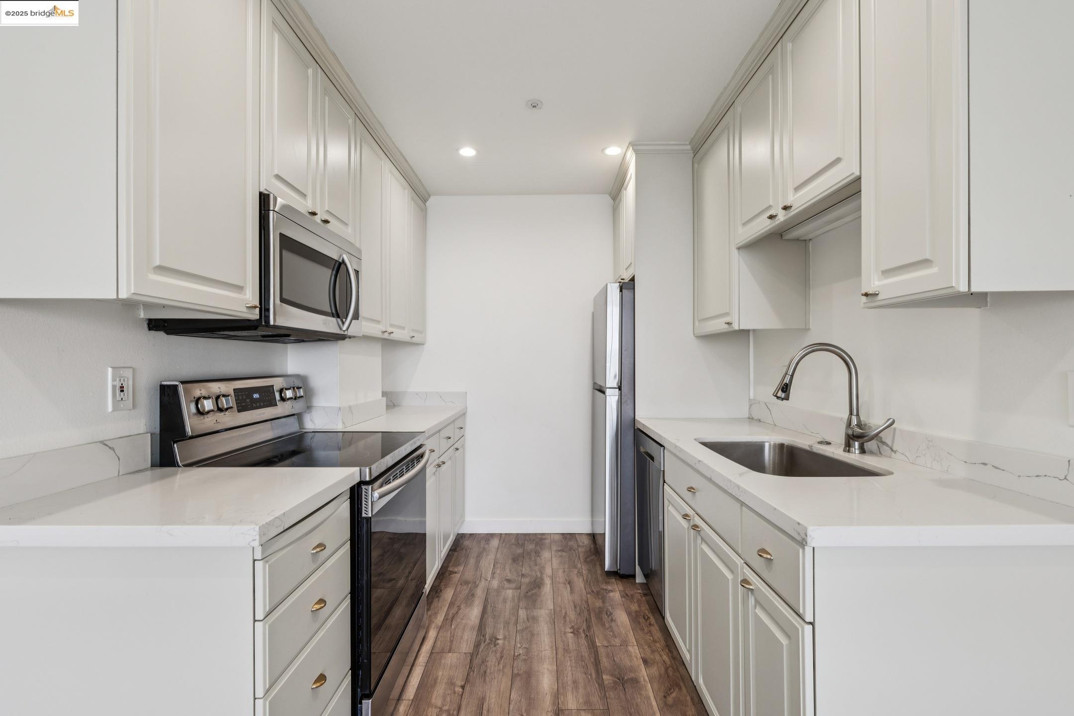 Detail Gallery Image 4 of 13 For 565 Bellevue Ave #1708,  Oakland,  CA 94610 - 1 Beds | 2 Baths
