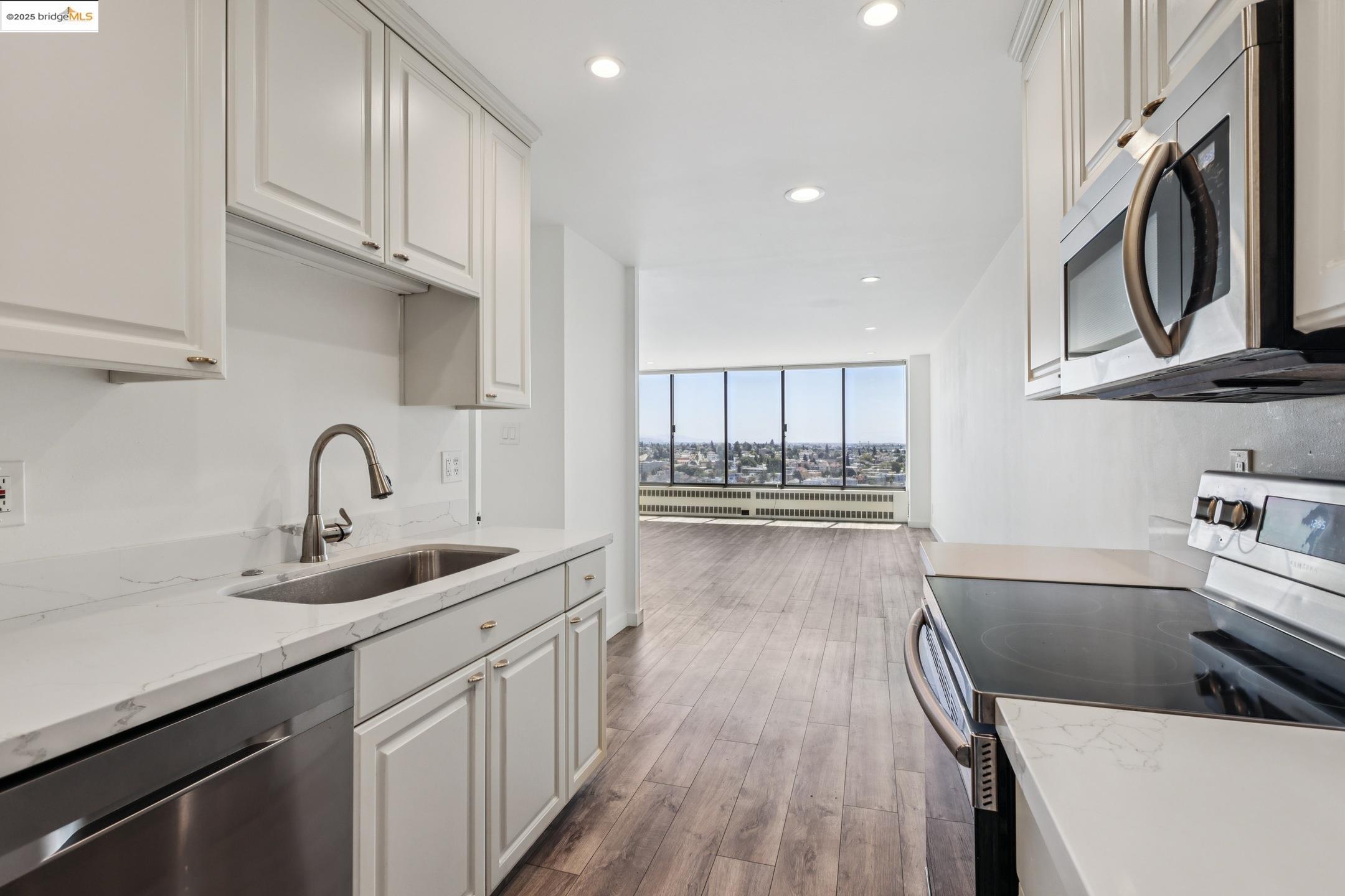 Detail Gallery Image 5 of 13 For 565 Bellevue Ave #1708,  Oakland,  CA 94610 - 1 Beds | 2 Baths