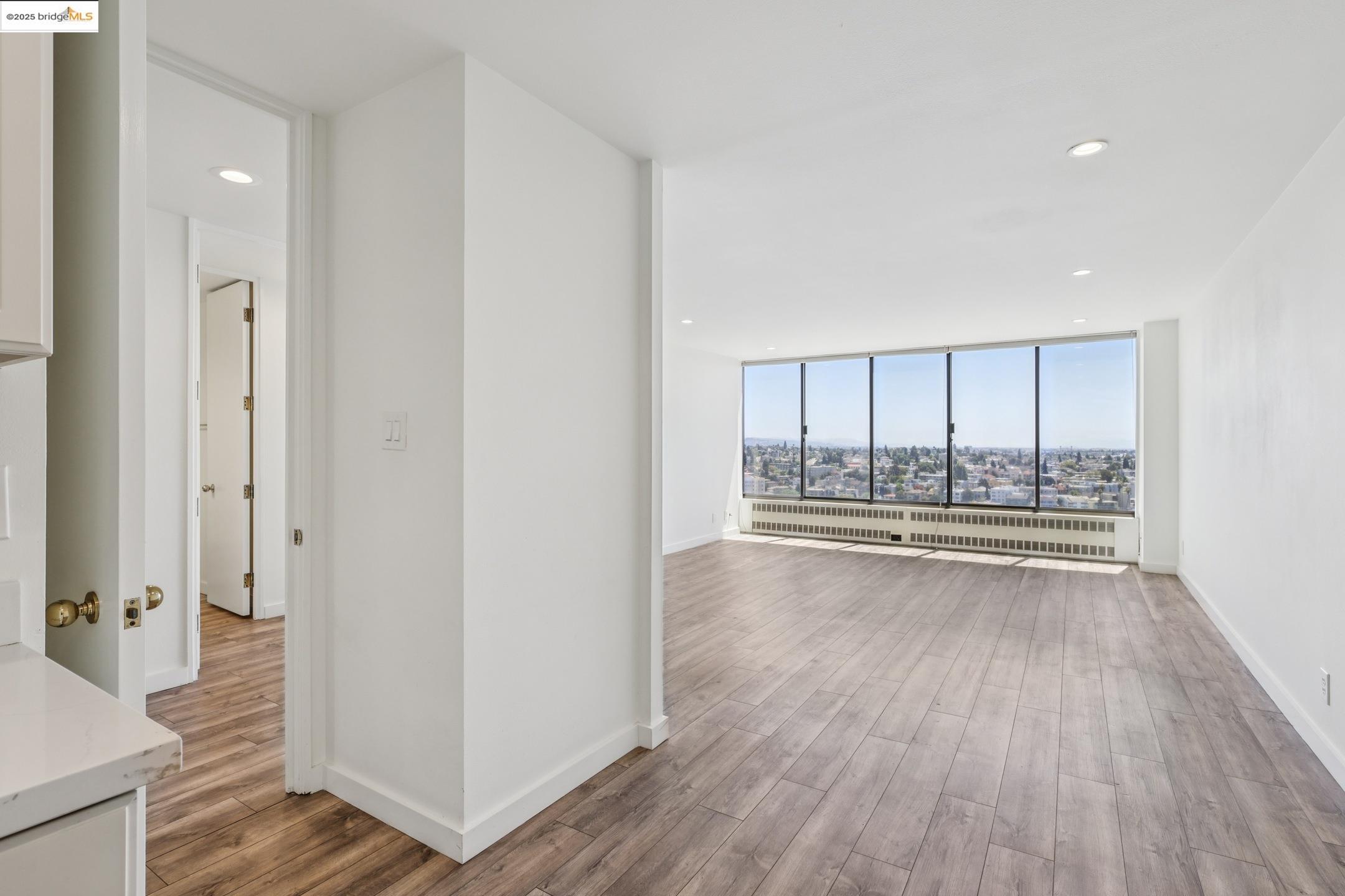 Detail Gallery Image 6 of 13 For 565 Bellevue Ave #1708,  Oakland,  CA 94610 - 1 Beds | 2 Baths